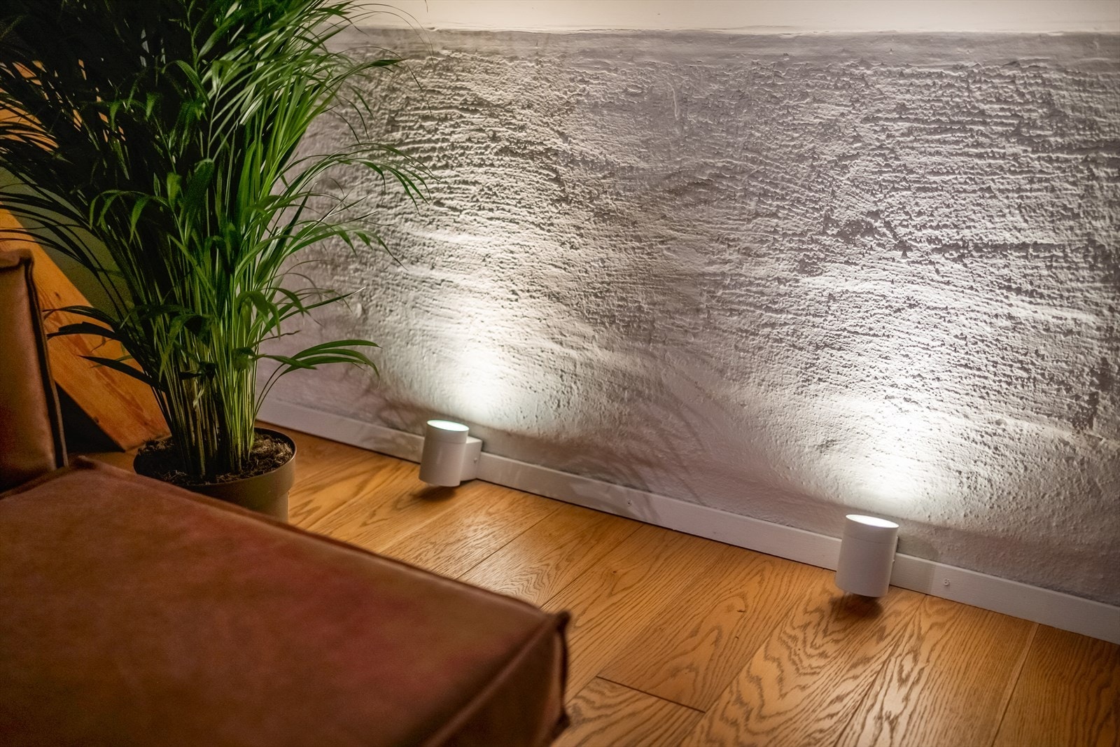 Stilig detalj med smartbelysning opp langs kneveggene. Galleribilde