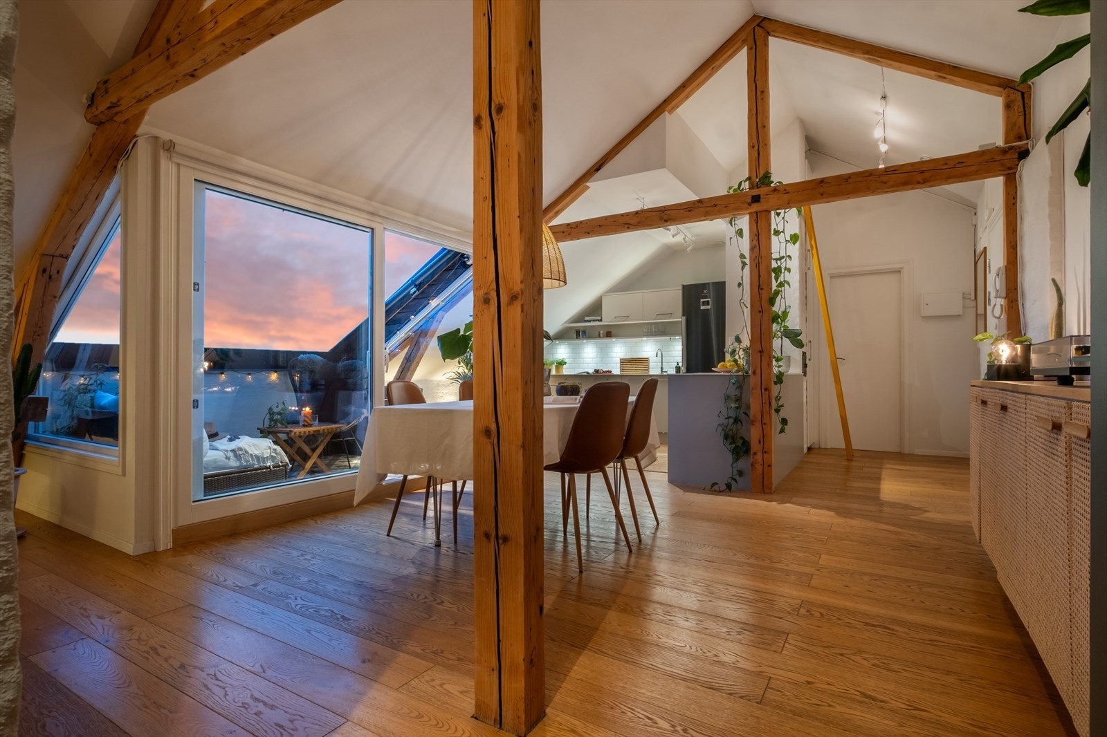 Svært god takhøyde på ca 3,56 meter som sikrer en god romfølelse. Galleribilde