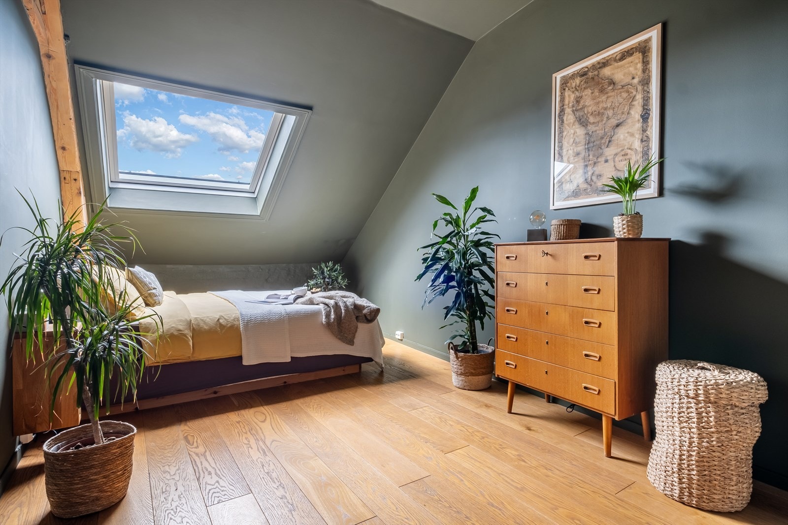 Romslig hovedsoverom med god plass til dobbeltseng og nattbord. Galleribilde