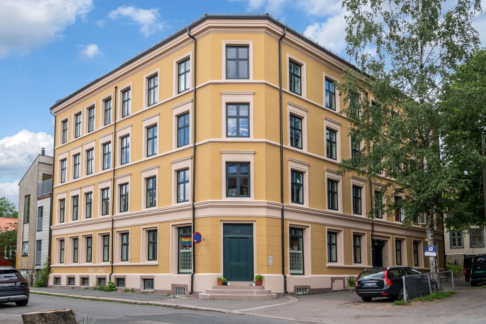 Veldrevet og hyggelig borettslag med stor sykkelbod, felleskjeller og hyggelig liten bakgård med beplantning, grill og utemøbler. Galleribilde