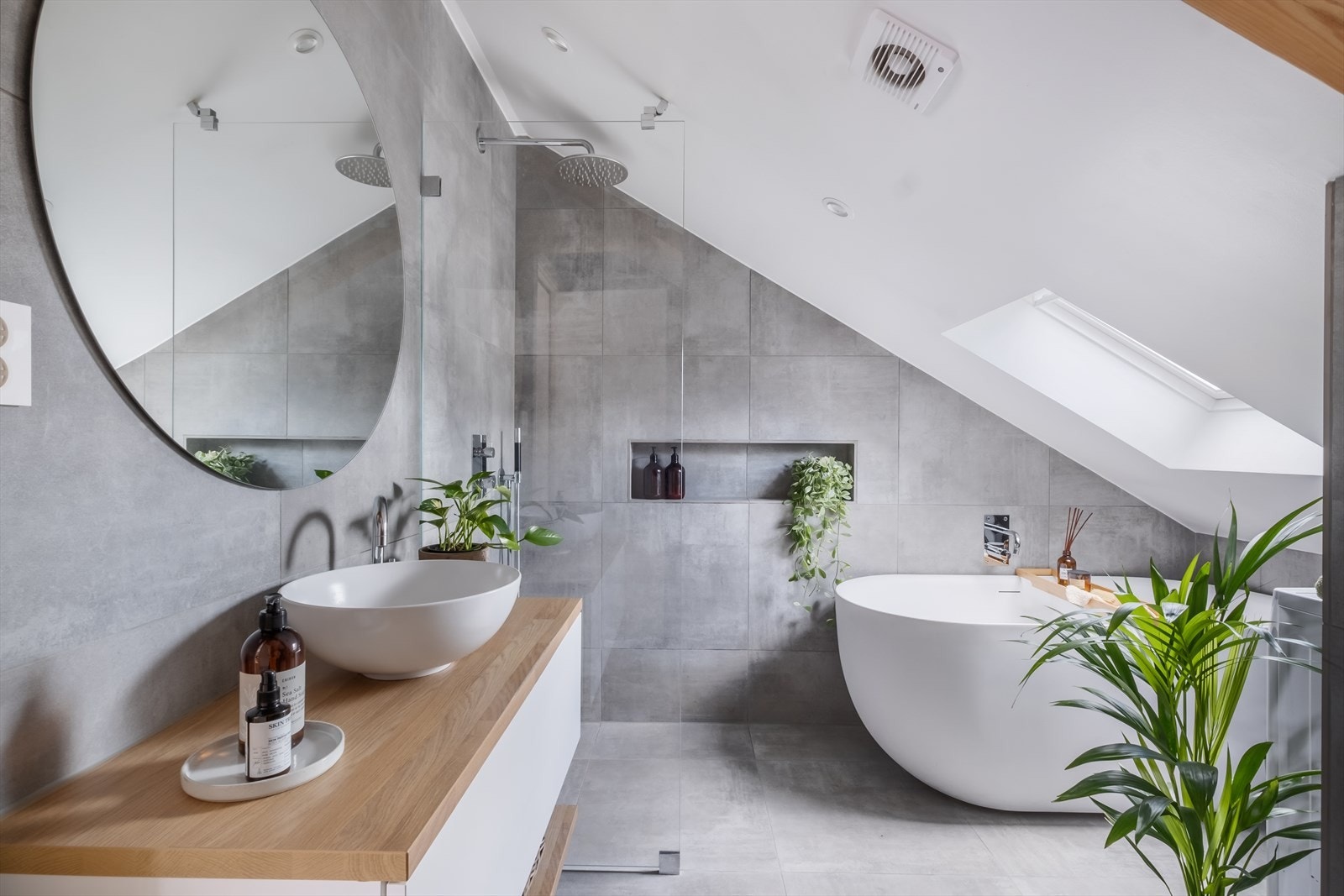 Innredet med vegghengt klosett, servant plassert på innredning, dusjhjørne med glassvegg og badekar. Galleribilde