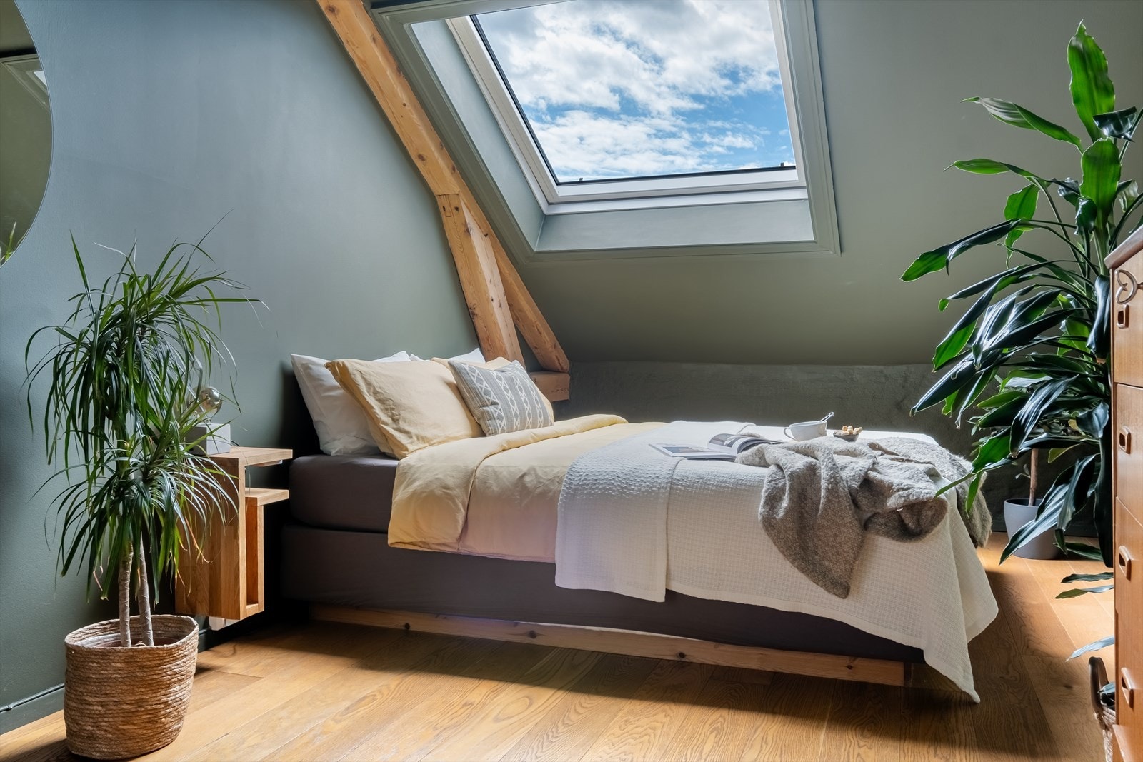 Fra senga på hovedsoverommet kan du ligge og se rett opp på stjernehimmelen gjennom det store takvinduet rett over sengen. Galleribilde