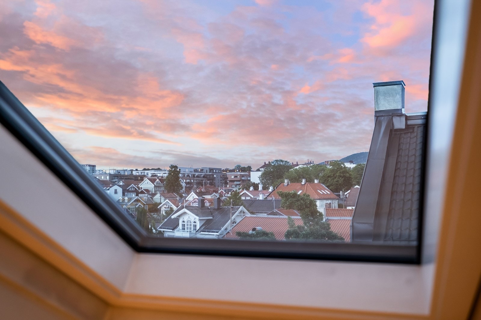 Utsikt fra vinduet over badekaret på badet. Leiligheten er gjennomgående og uten innsyn. Galleribilde