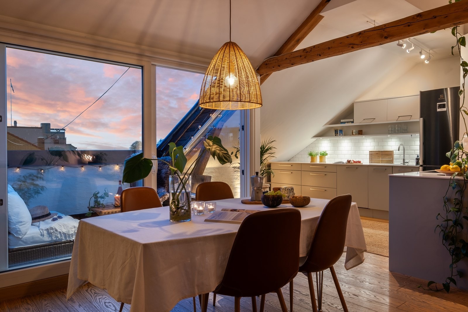 Nordvik v/Moestue har gleden av å presentere en rålekker 3-roms loftsleilighet med sentral og attraktiv beliggenhet på populære Rodeløkka! Husk visningspåmelding! Galleribilde