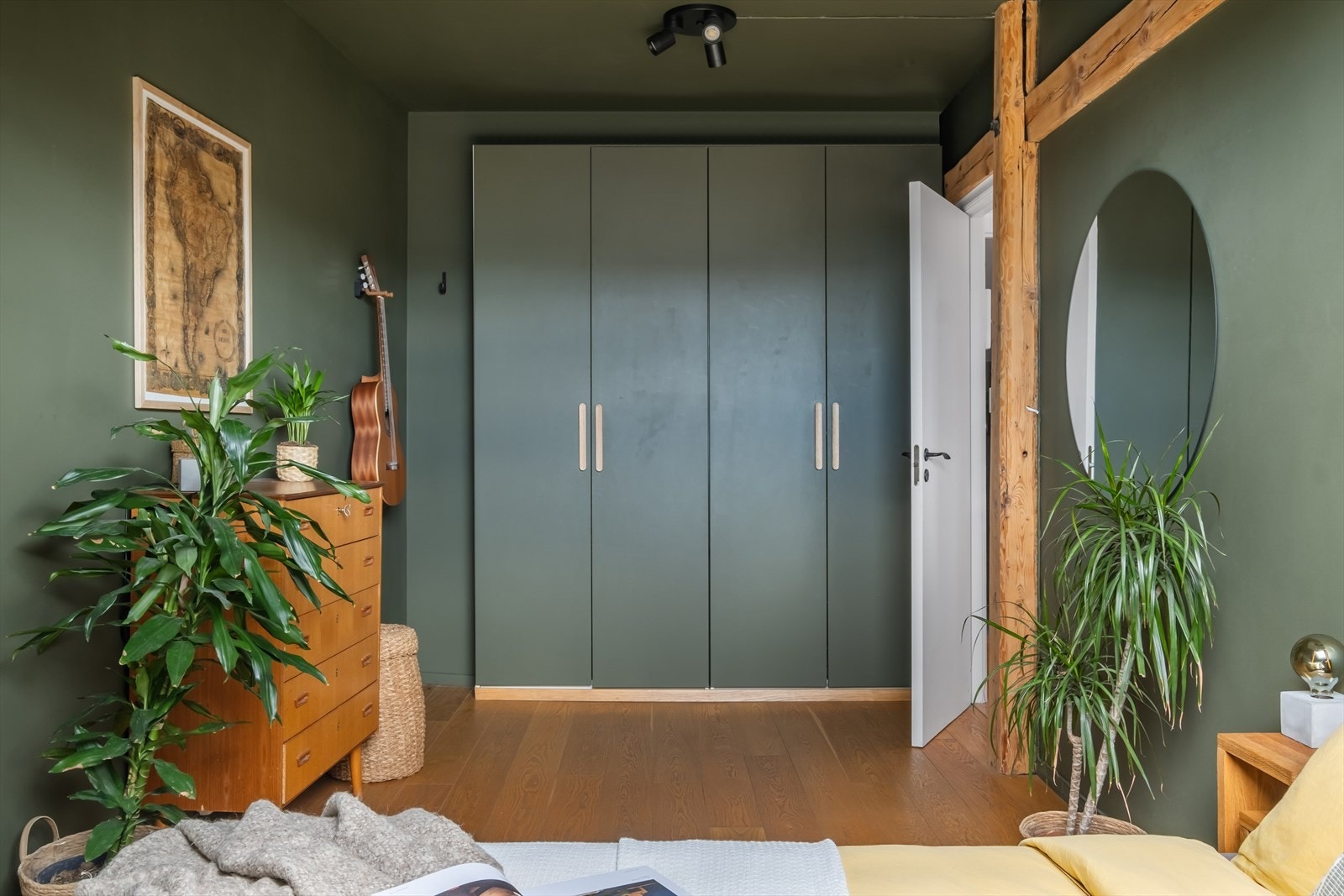 Godt med oppbevaringsplass i garderobeskap. Galleribilde