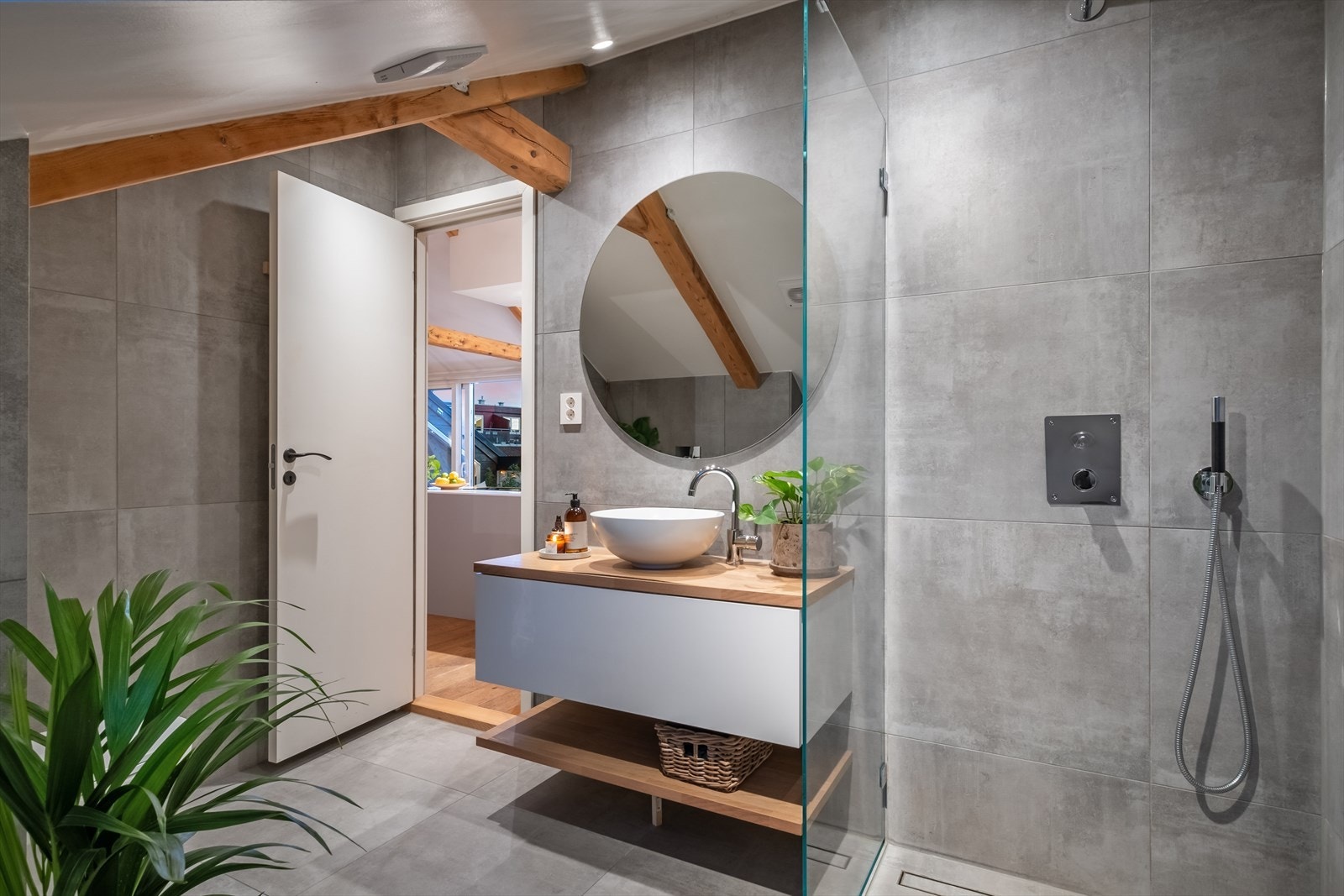 Romslig dusj med rennesluk og innbyggingsarmatur fra Tapwell. Galleribilde