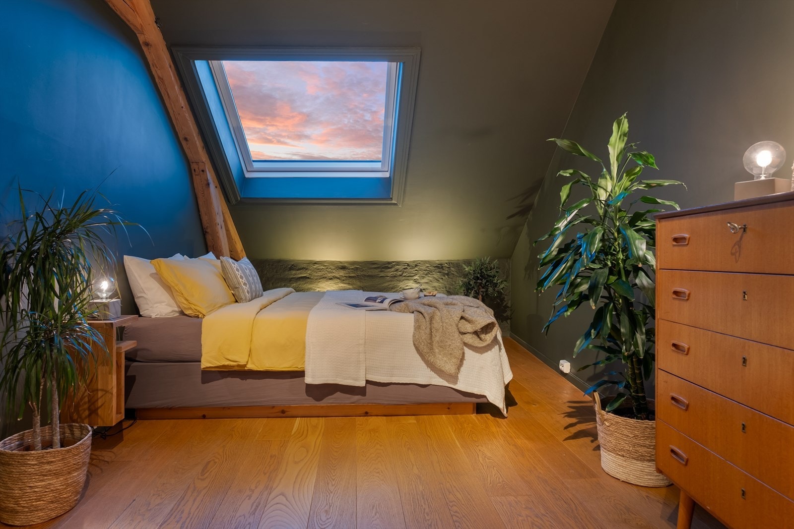 Flott kveldsstemning på soverommet hvor du kan se opp mot stjernehimmelen. Galleribilde