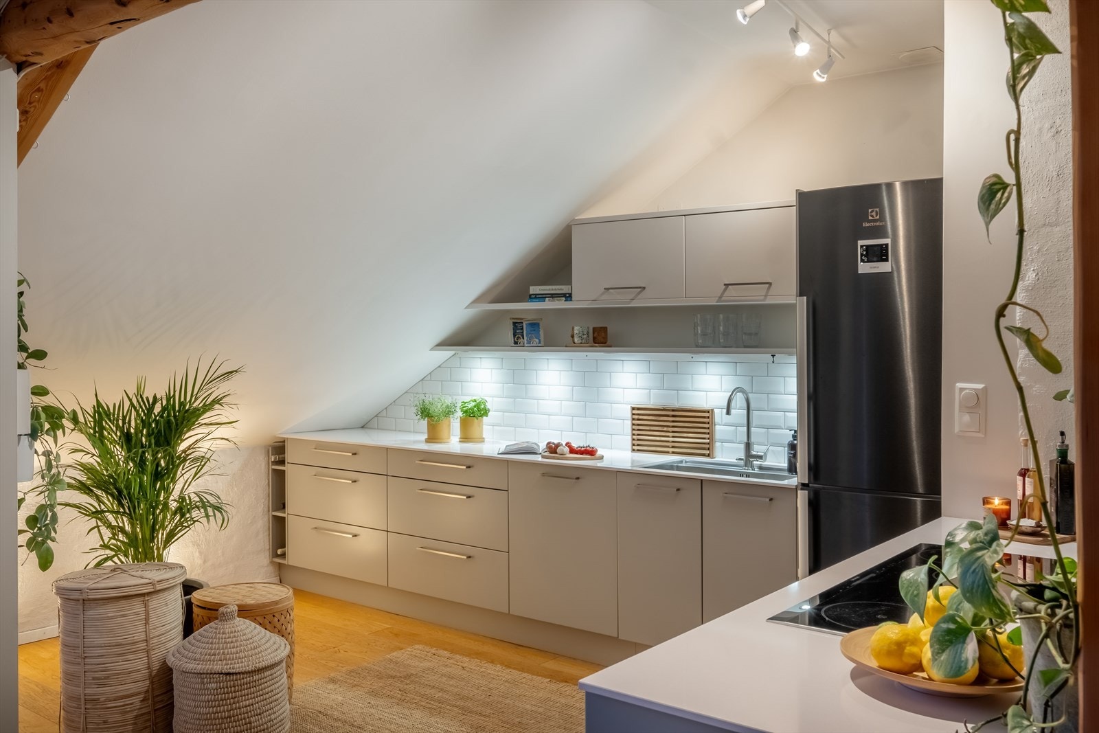 Lekkert Smedtorp-kjøkken fra 2014, oppgradert med nye fliser over kjøkkenbenk i 2019. Galleribilde