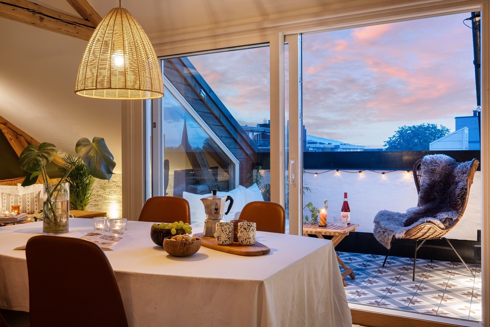 Leiligheten har store vindusflater som sikrer rikelig med naturlig lys. Videre er det ingen innsyn. Galleribilde