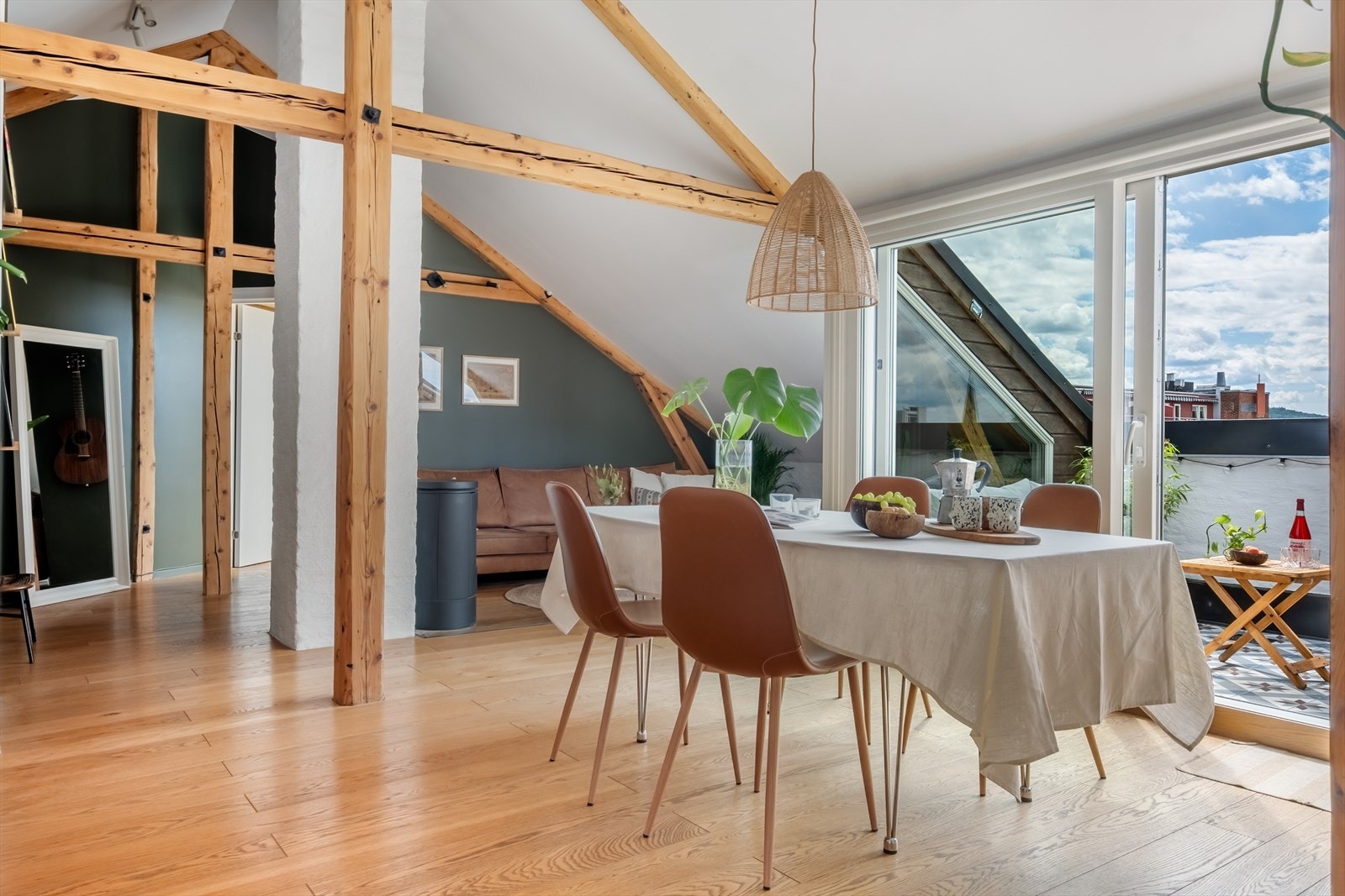 Installasjon av utvendig solskjerming + elektriske fjernstyrte innvendige blendingsgardiner på Velux-vinduene på soverommene. Galleribilde