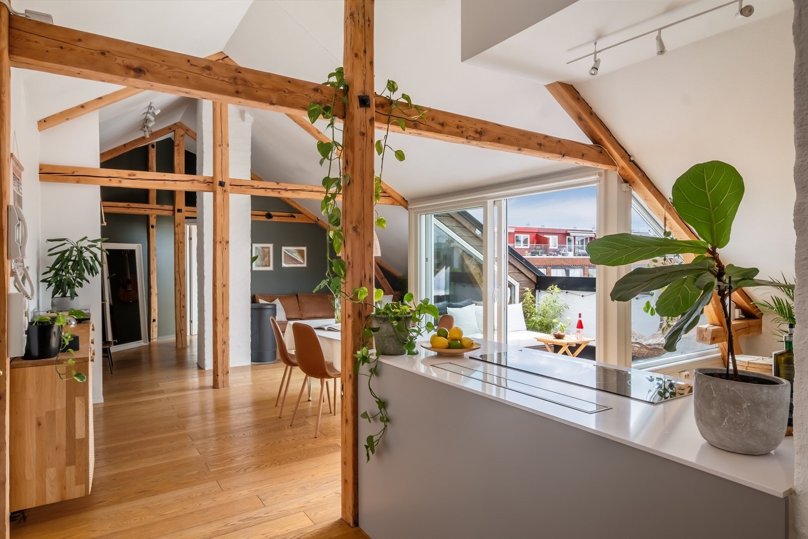 Lys og hyggelig stue med generøs takhøyde på ca. 3,56 meter som i kombinasjon med nydelige takbjelker gir leiligheten et særegent preg. Galleribilde