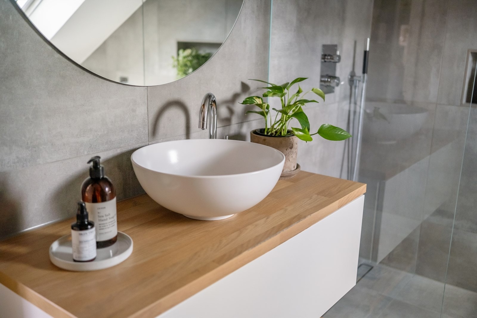 Spesialbestilt baderomsmøbel med bolleservant. Galleribilde