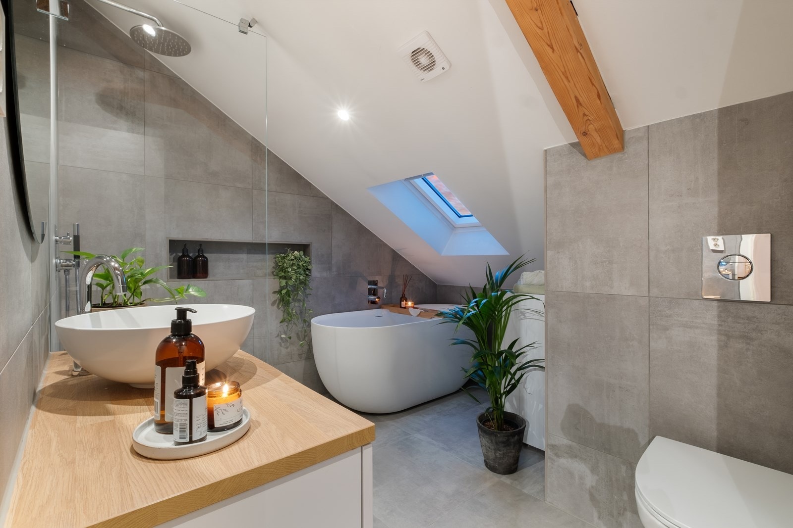 Badet har veggmontert wc, designbadekar, spesialbestilt baderomsmøbel, alt av armaturer fra Tapwell. Elektrisk styrt vifte. Badet er totaloppusset i 2020 og det foreligger dokumentasjon. Galleribilde