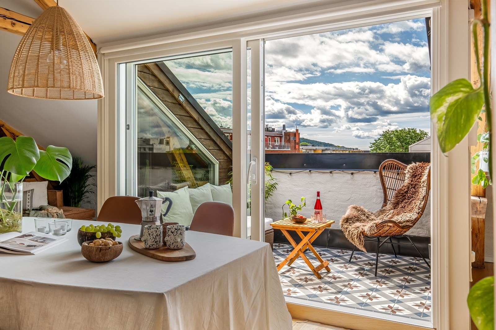 De store vindusflatene gir rikelig med naturlig dagslys. Store skyvedører til takterrassen. Galleribilde