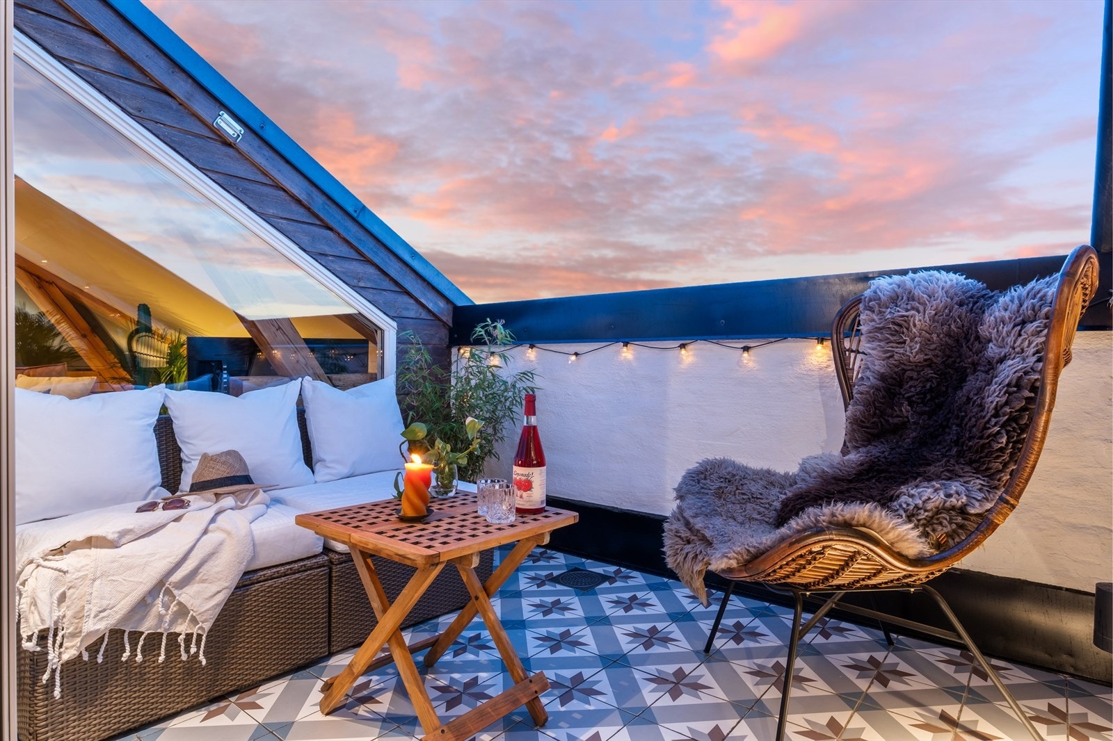 Leiligheten har syd-vestvendt takterrasse på ca 6 kvm med sol fra morgen til kveld! Galleribilde