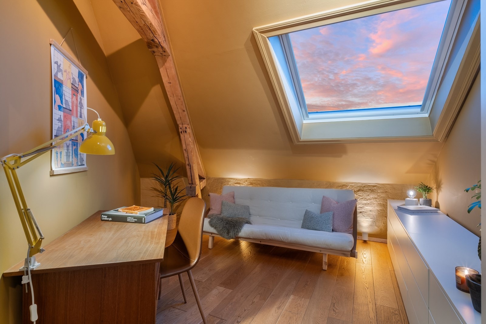 Soverom to har plass til dobbeltseng, garderobeløsning og et skrivebord. Galleribilde