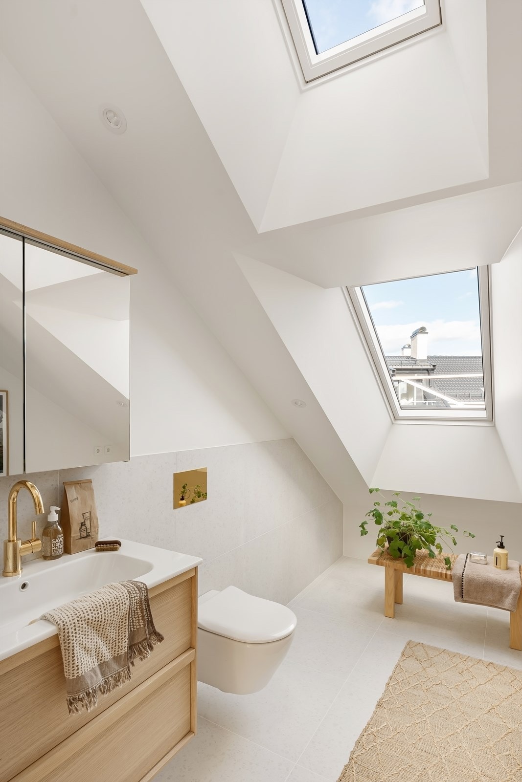 Vegghengt toalett og servant med underskap fra Haven. Galleribilde