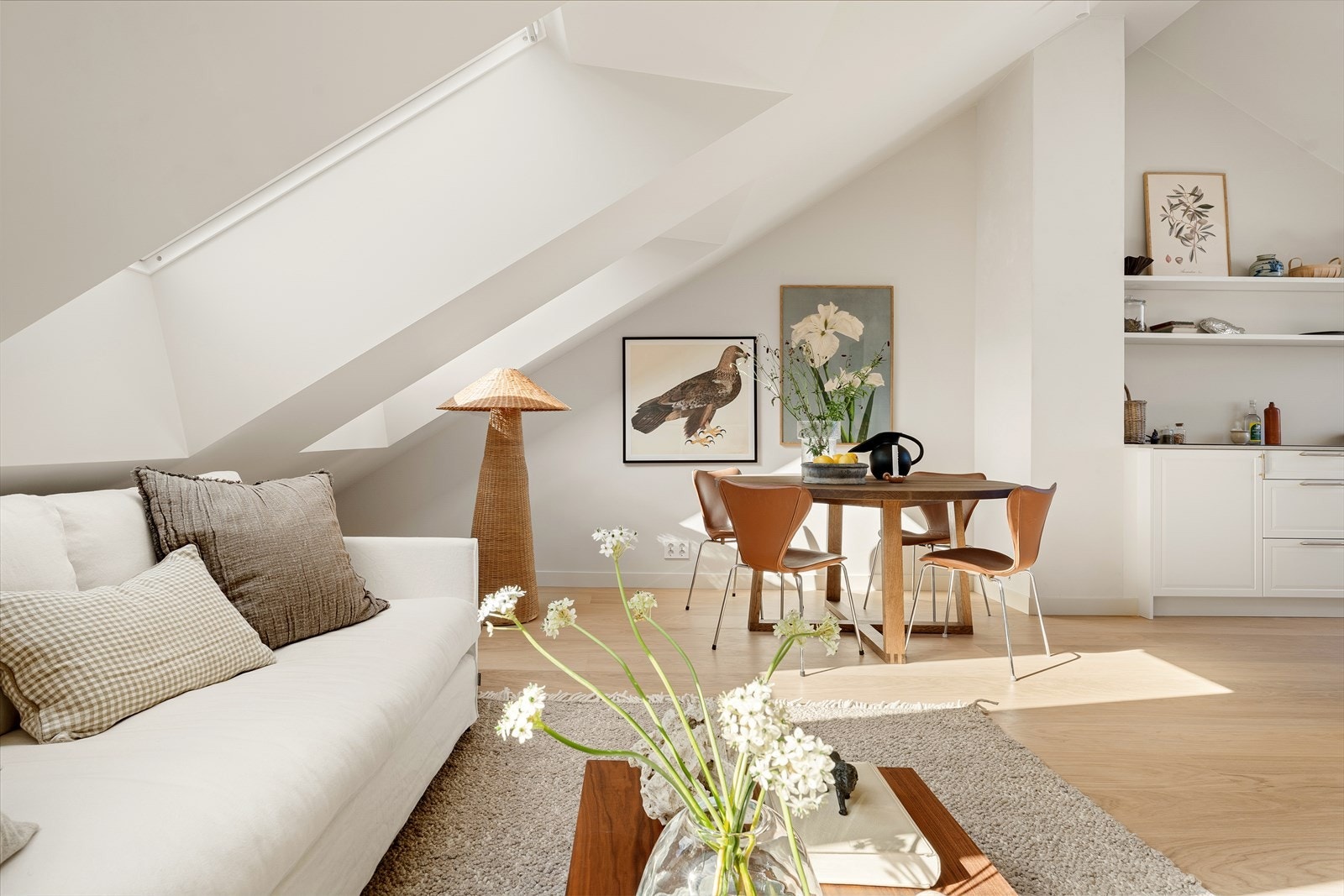 Takhøyden er målt til hele 3,42 m på det høyeste i stuen. Galleribilde