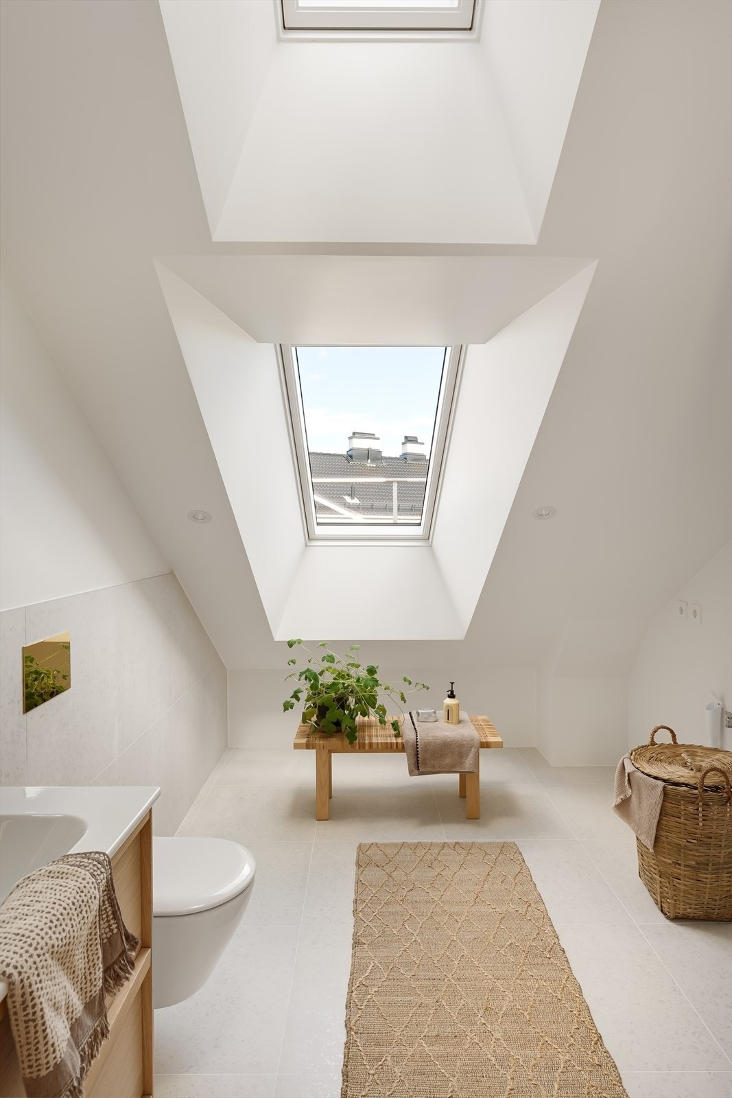 Doble takvinduer går igjen i flere av rommene. Det er opplegg/plass til vaskemaskin i høyre hjørne. Galleribilde