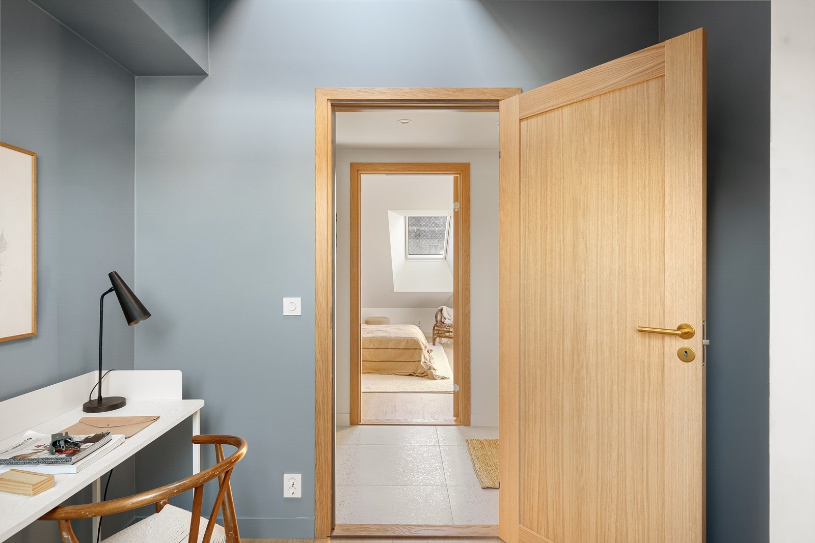 Legg merke til de stilige eikedørene med lister i samme materiale, og håndtak i messing. Galleribilde