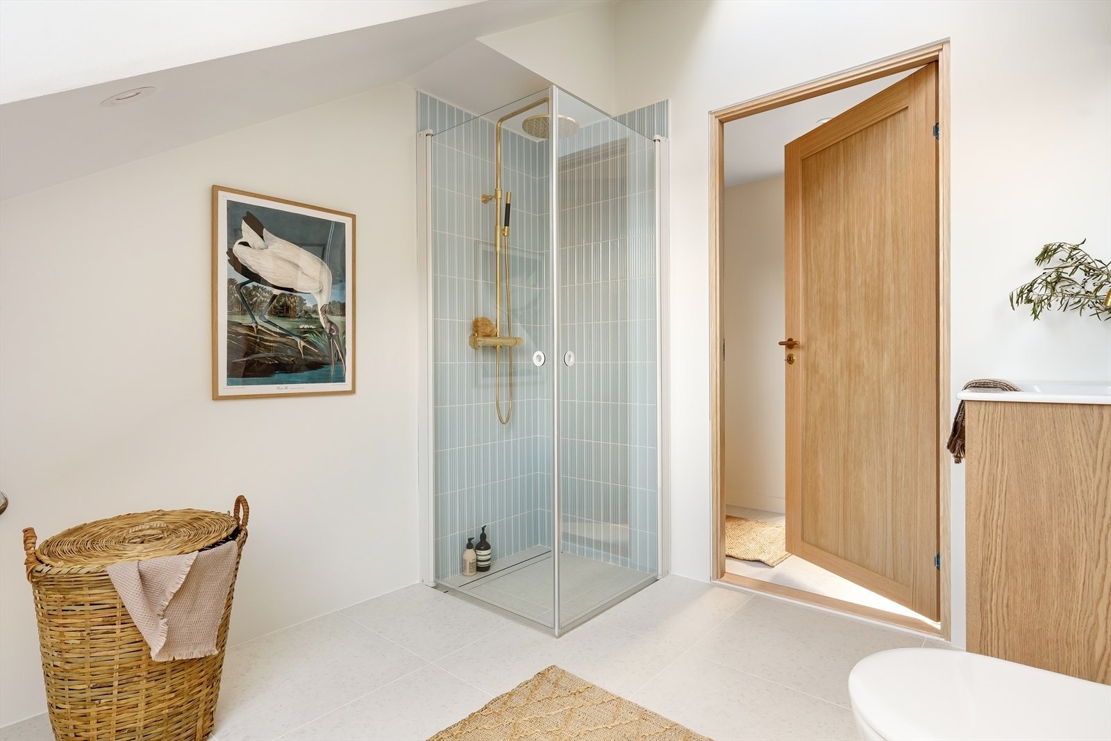 På gulv er det lagt 60x60 fliser, med detalj-fliser fra Modena i lyseblå i dusj. Galleribilde