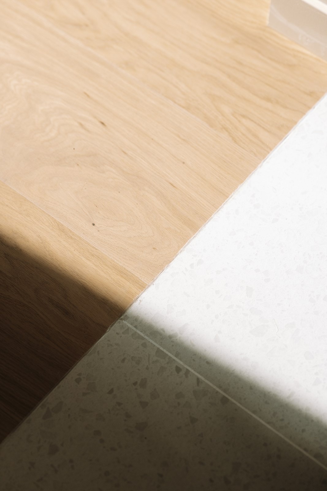 Listefri overgang fra fliser i yttergang og til parkett i stue. Galleribilde