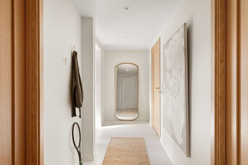 Innbydende og romslig inngangsparti med gulvvarme og downligts. God plass til skap innerst der speilt står. Galleribilde