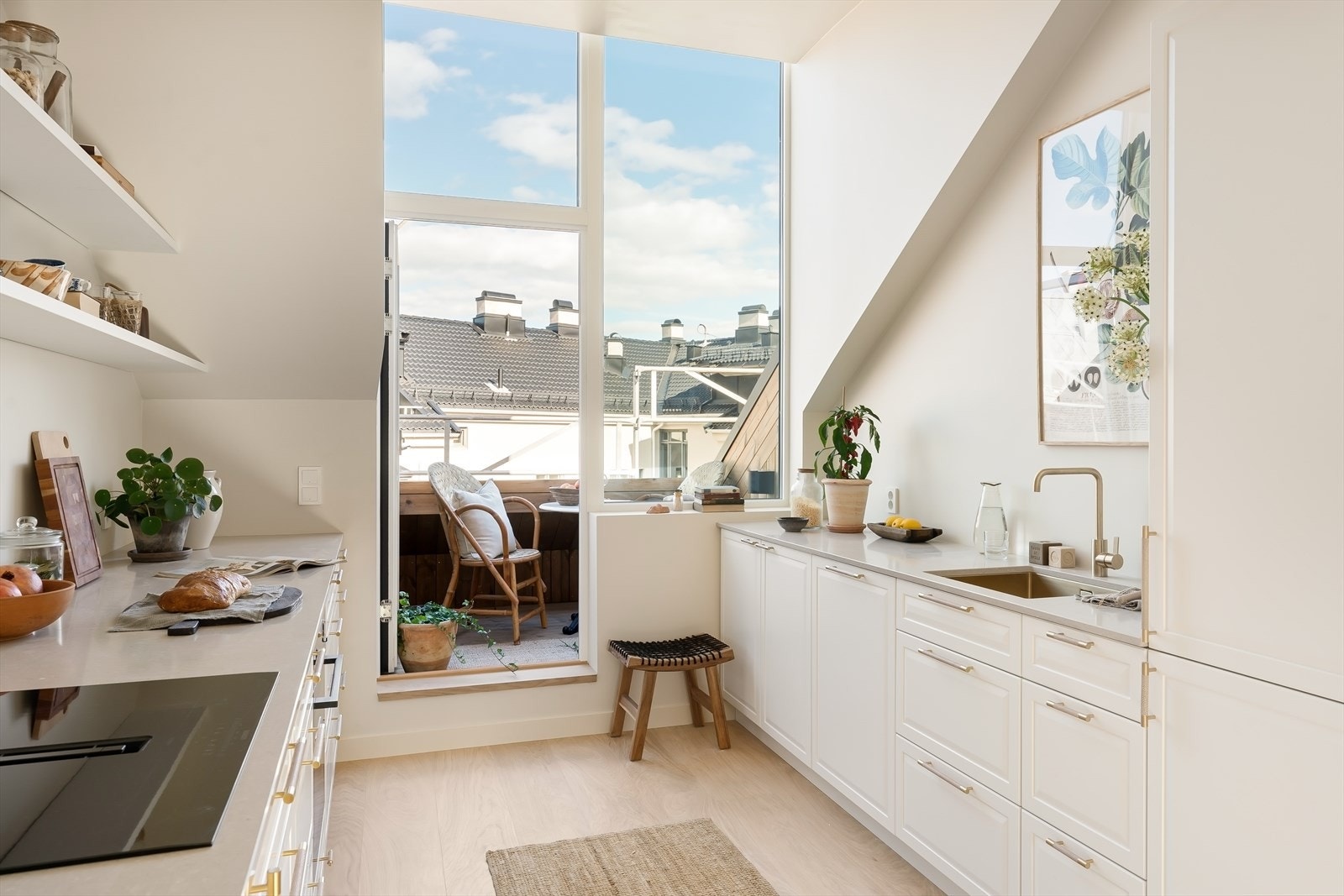 Stort og innholdsrikt kjøkken med ny innredning fra Kvik. Galleribilde