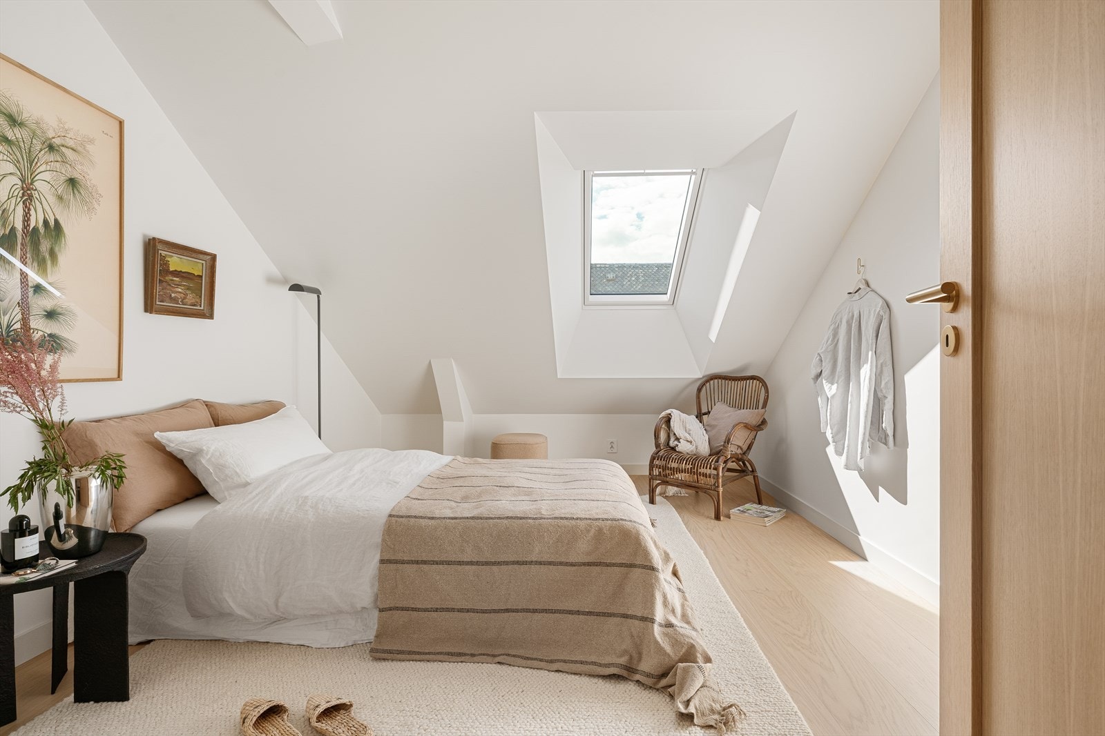 Hovedsoverommet har god plass til dobbeltseng, garderobeskap, kommode og nattbord. Galleribilde