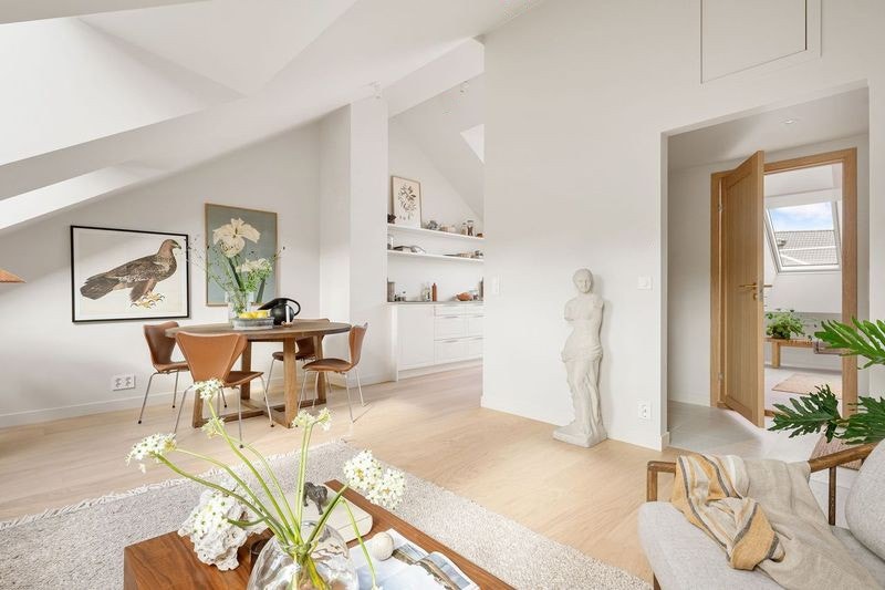 Svært lys og hyggelig stue med naturlig plass til hjørnesofa, TV og spisebord. Galleribilde