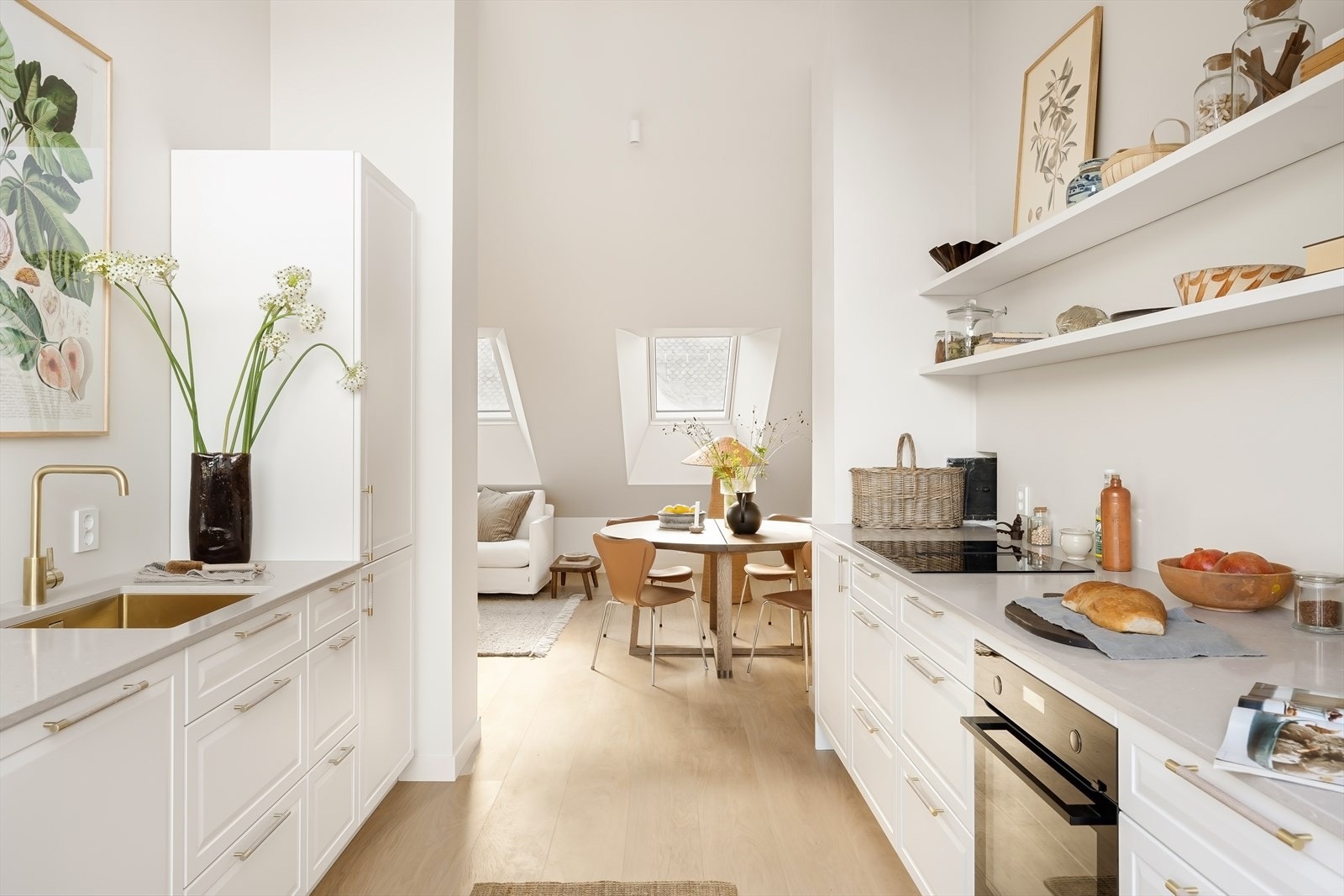 Naturlig plass til stort spisebord i tilknytning kjøkkenet. Galleribilde