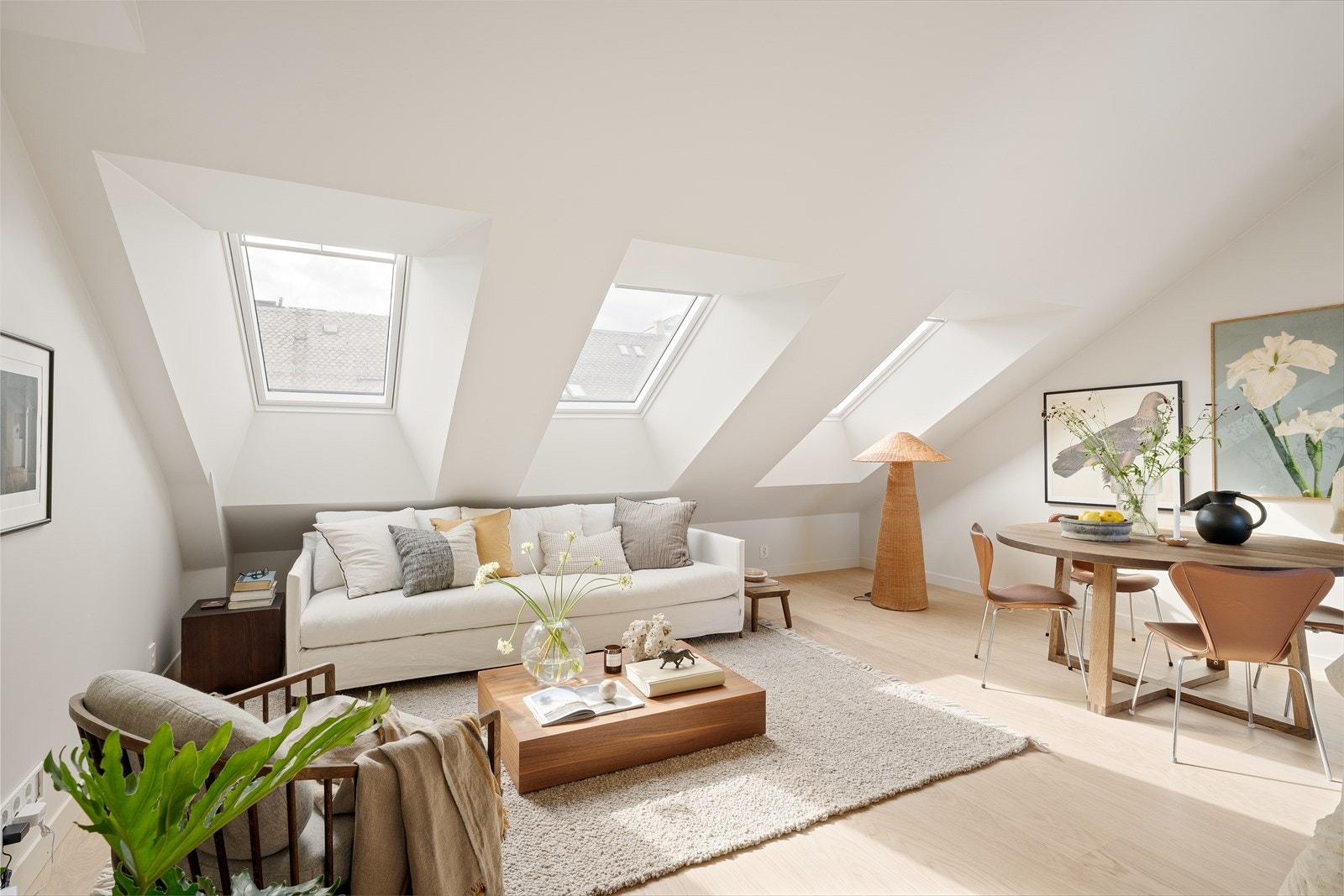 Mange, store vindusflater gjør hvert enkelt rom lyst og innbydende. Galleribilde