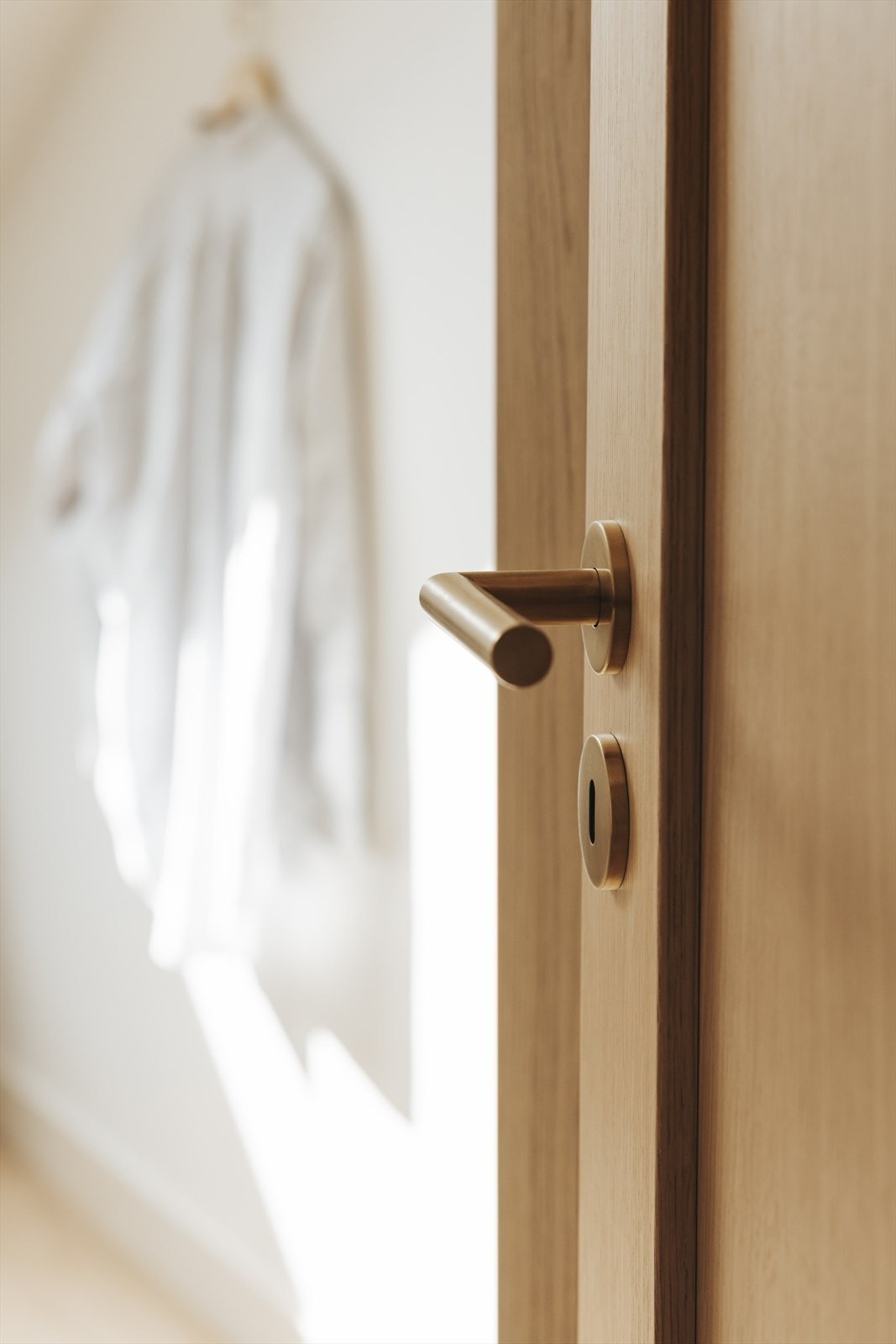 Stilige dørhåndtak i messing. Galleribilde