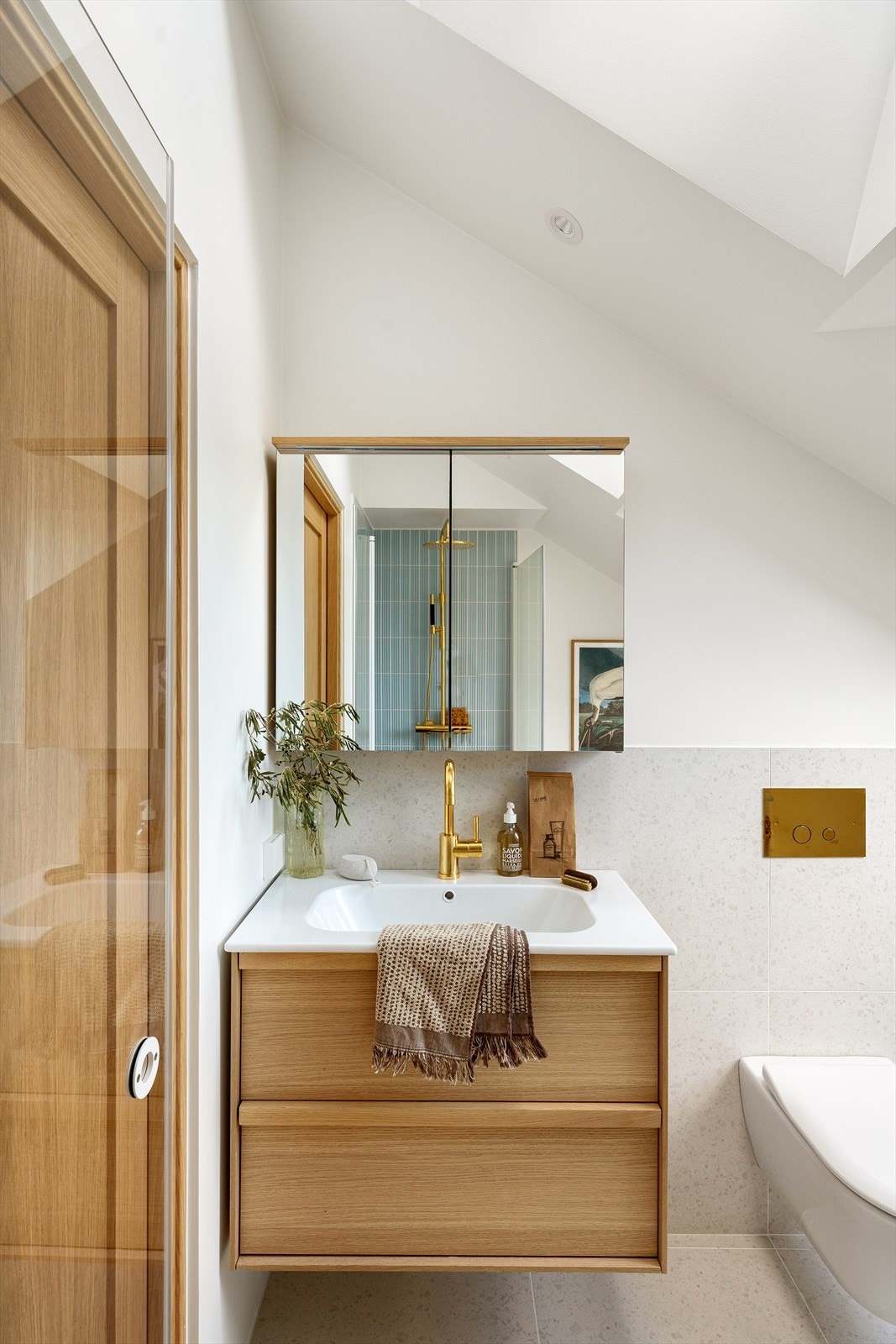 Godt med oppbevaringsmuligheter i speil- og underskap. Galleribilde