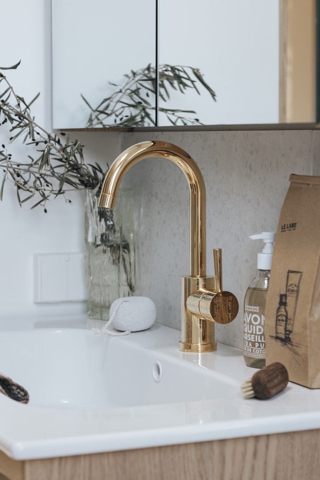 Både servant- og speilskap er av eik, fra den anerkjente leverandøren Haven. Galleribilde