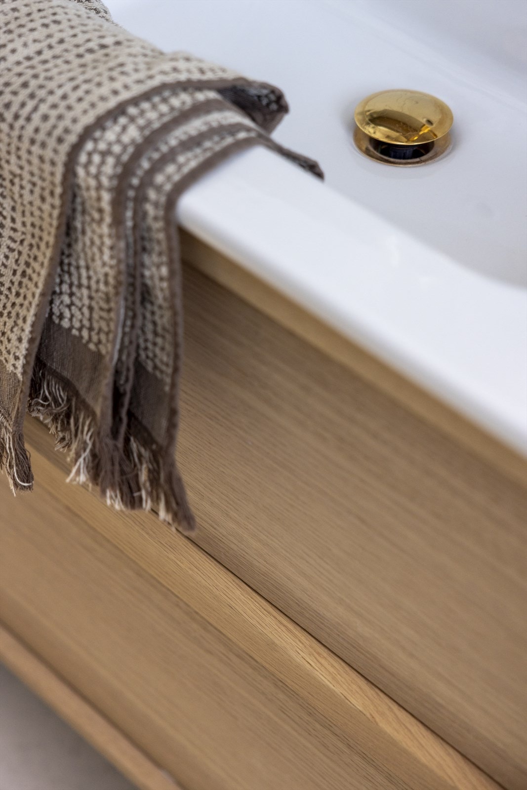 Delikat servant i hvit med detaljer i messing. Galleribilde