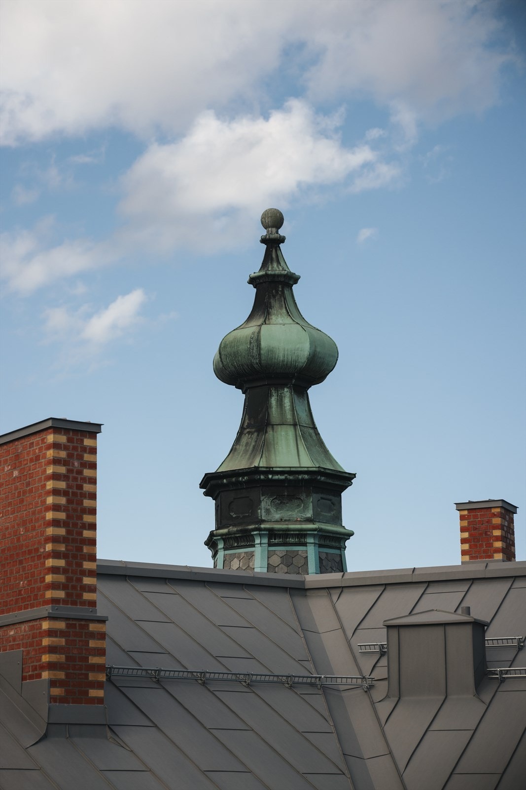 Vakker utsikt mot tårn i bakgården. Galleribilde