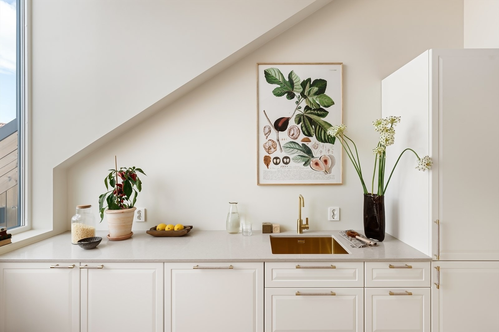 Er dette ditt nye drømmekjøkken? Legg merke til de stilige detaljene i messing. Galleribilde