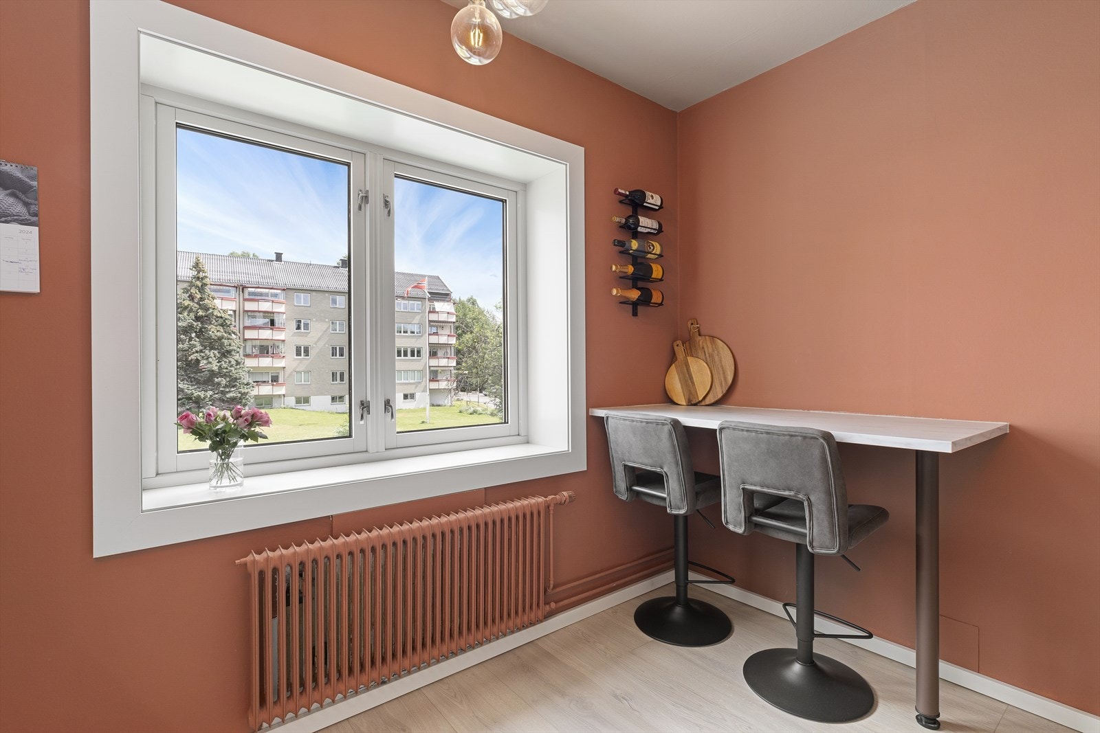 Fin kontrastvegg som gir rommet et moderne preg. Galleribilde