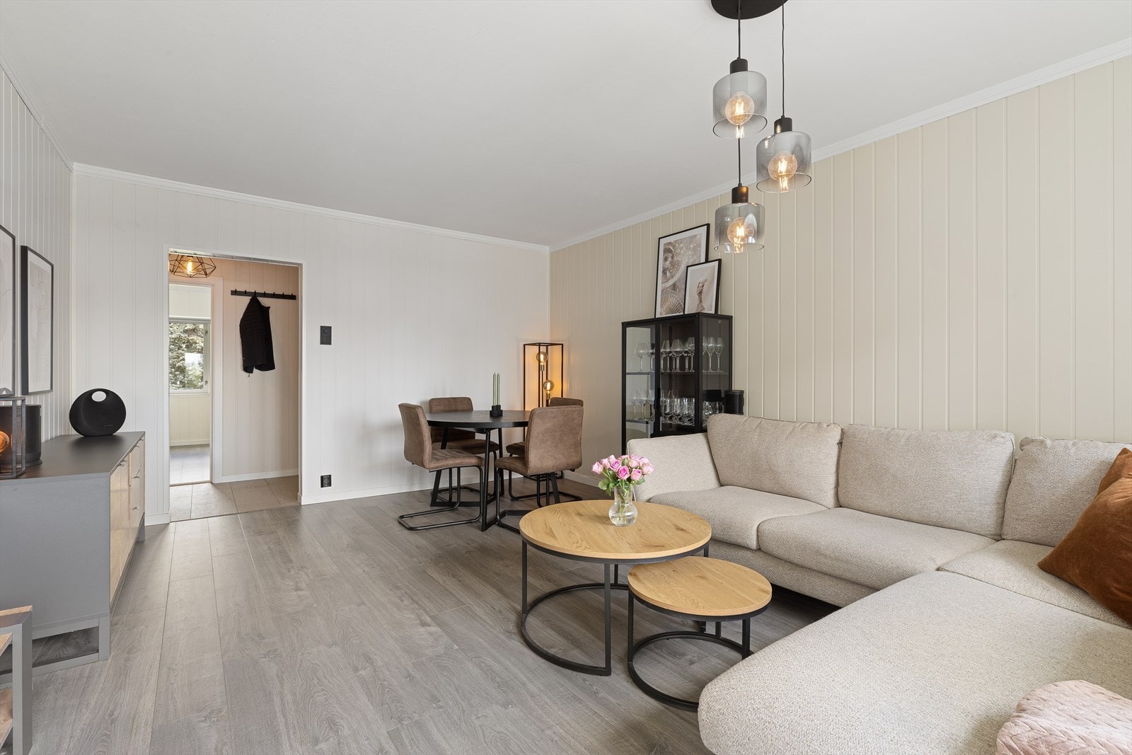 God plass til sofa, bord og tilhørende mediemøblement, samt spisebord. Galleribilde