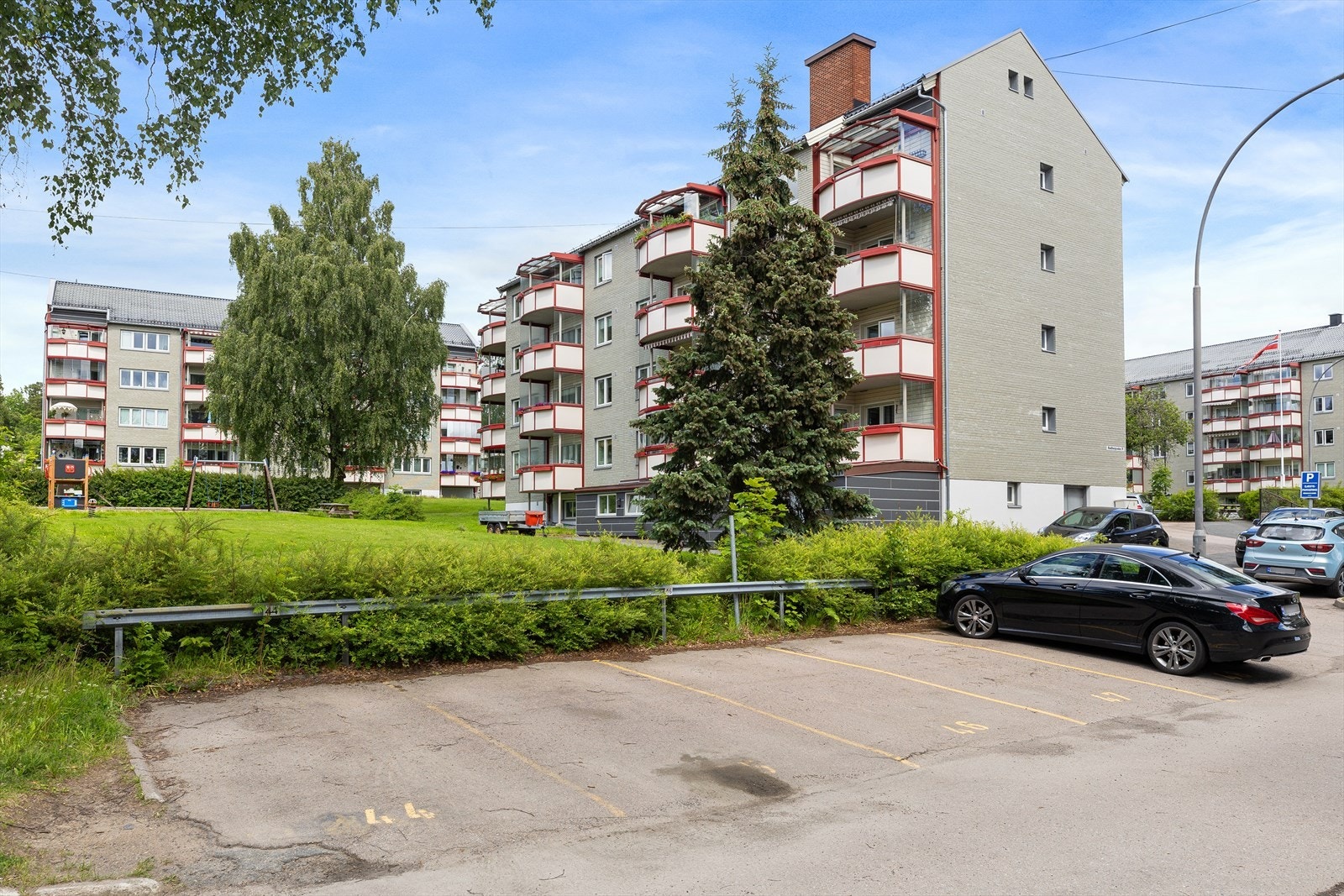 Leiligheten disponerer to boder, 1 loftsbod med måleverdig areal på ca. 4,5 m², gulvareal på ca. 12,5 m². Og en kjellerbod på ca. 3,5 m². Felles sykkelbod, felles utvendig grillplass og bruk av fellesvaskeri som benyttes etter gjeldende regler. Galleribilde