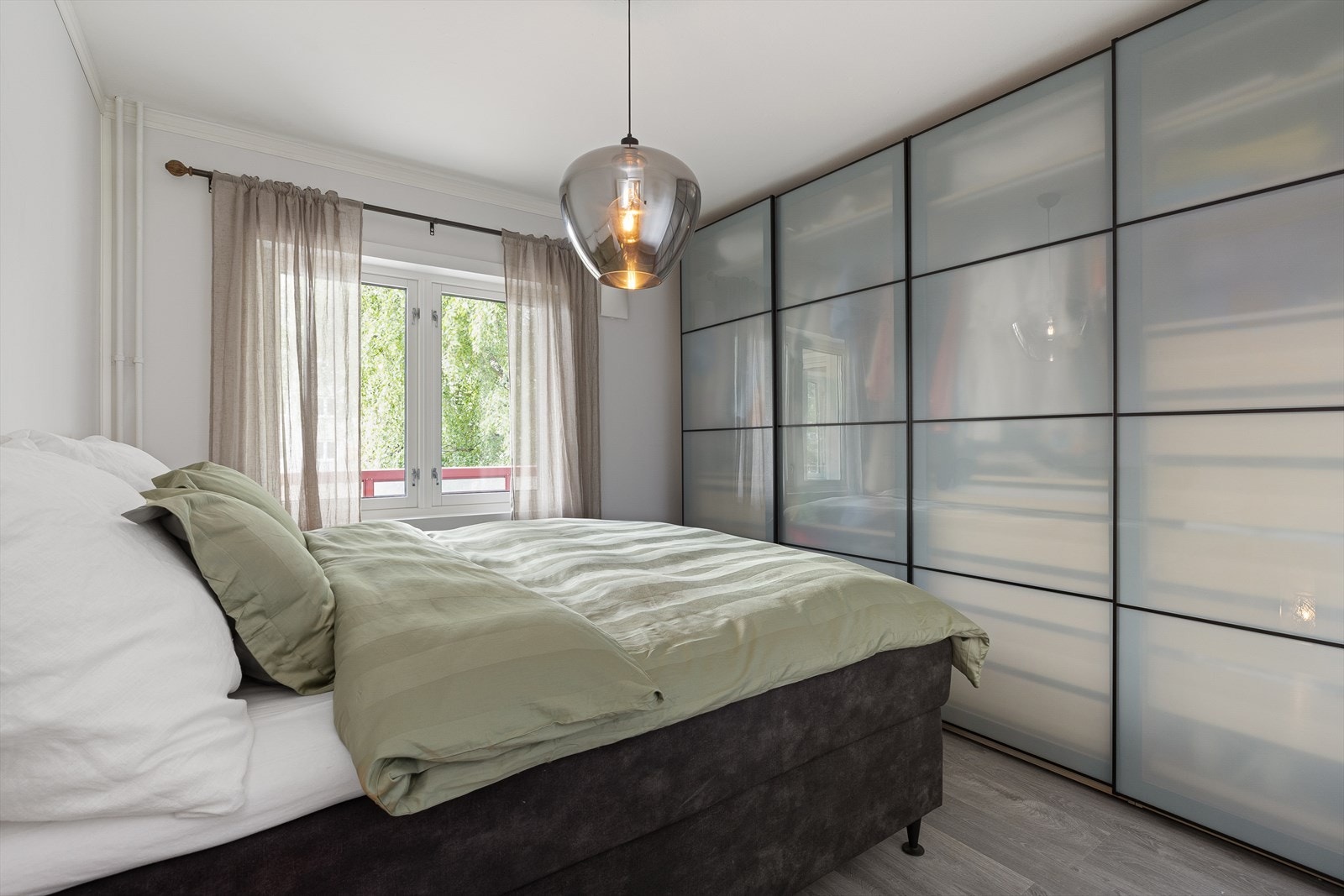 Det ene soverommet har stor skyvedørsgarderobe med god oppbevaringsplass. Galleribilde