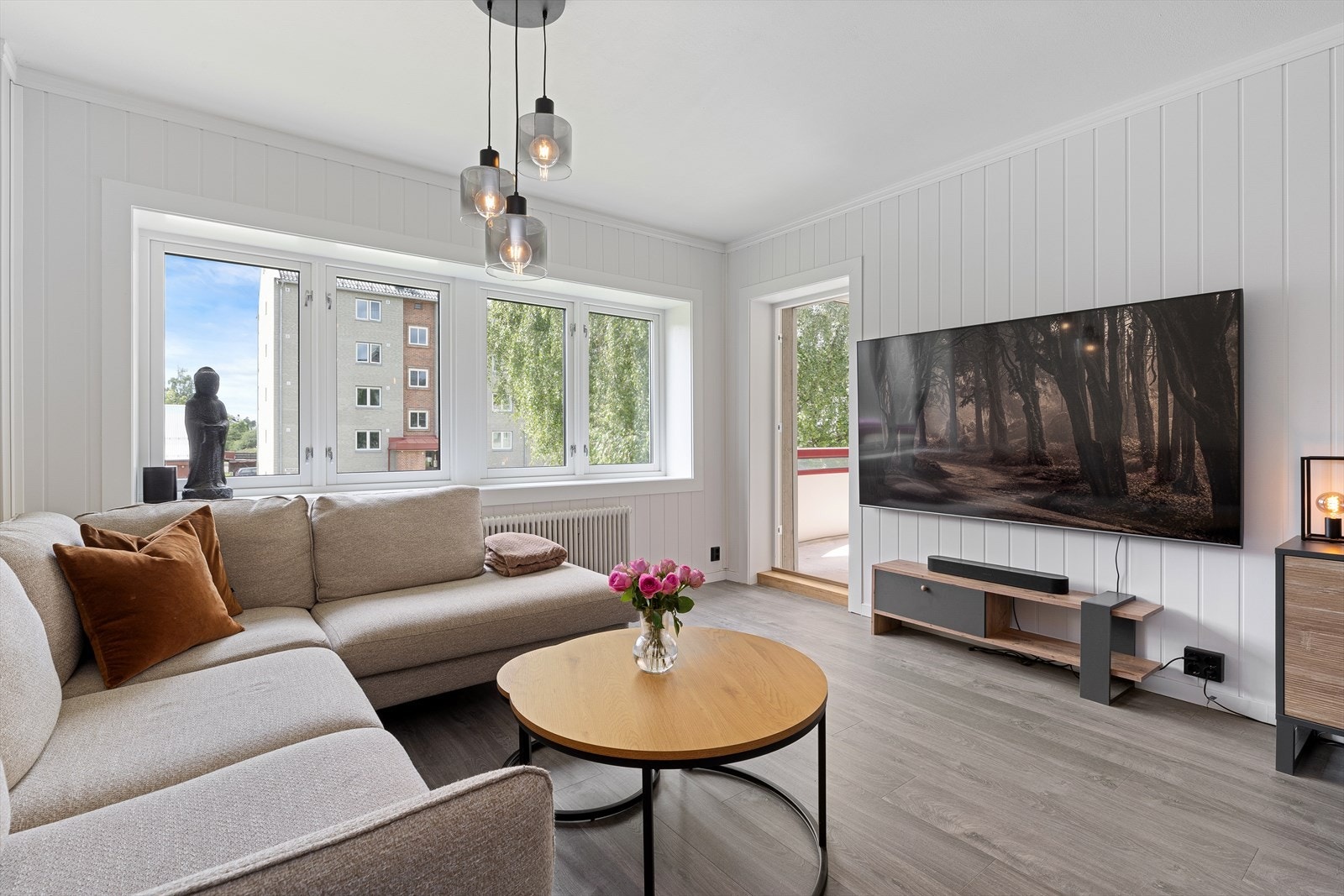 Vi har gleden av å presentere denne fine, romslige 3-romsleiligheten i Rødbergsveien 9B! Galleribilde