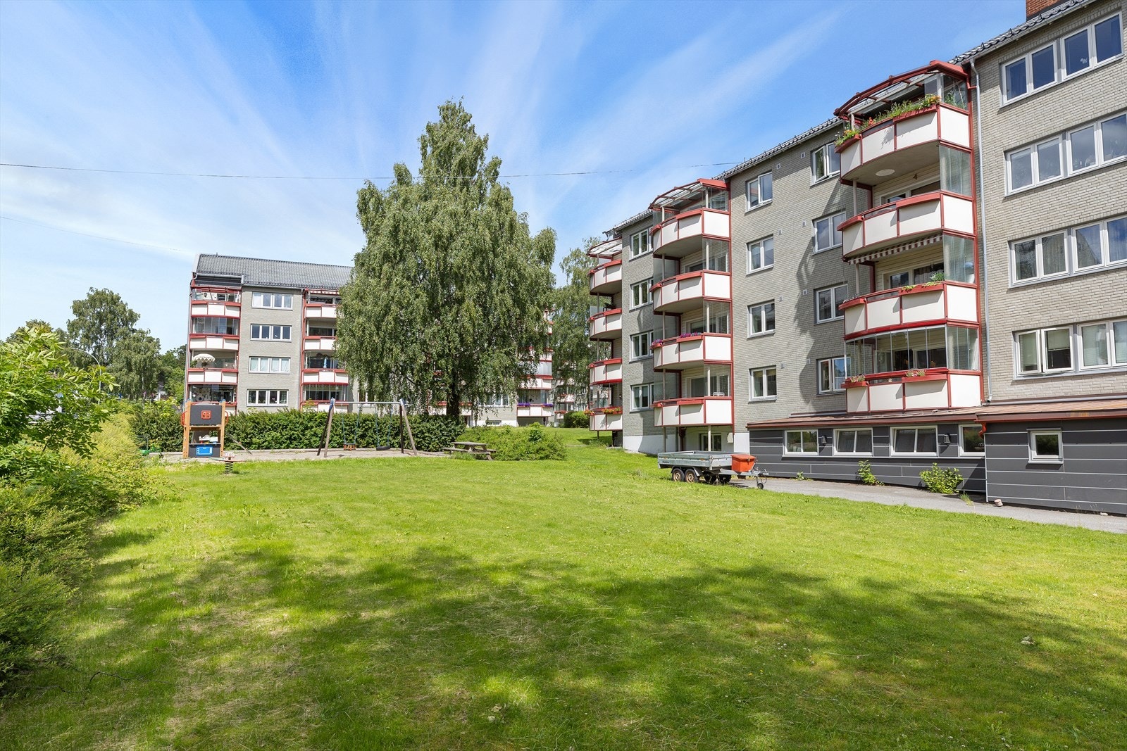 Her får du muligheten til å bo i et populært og attraktivt boligområde med gangavstand til alle fasiliteter og servicetilbud. Her er det også et godt tilbud av fritidsaktiviteter, barnehager og skoler. Buss og nærbutikk rett ved. Galleribilde