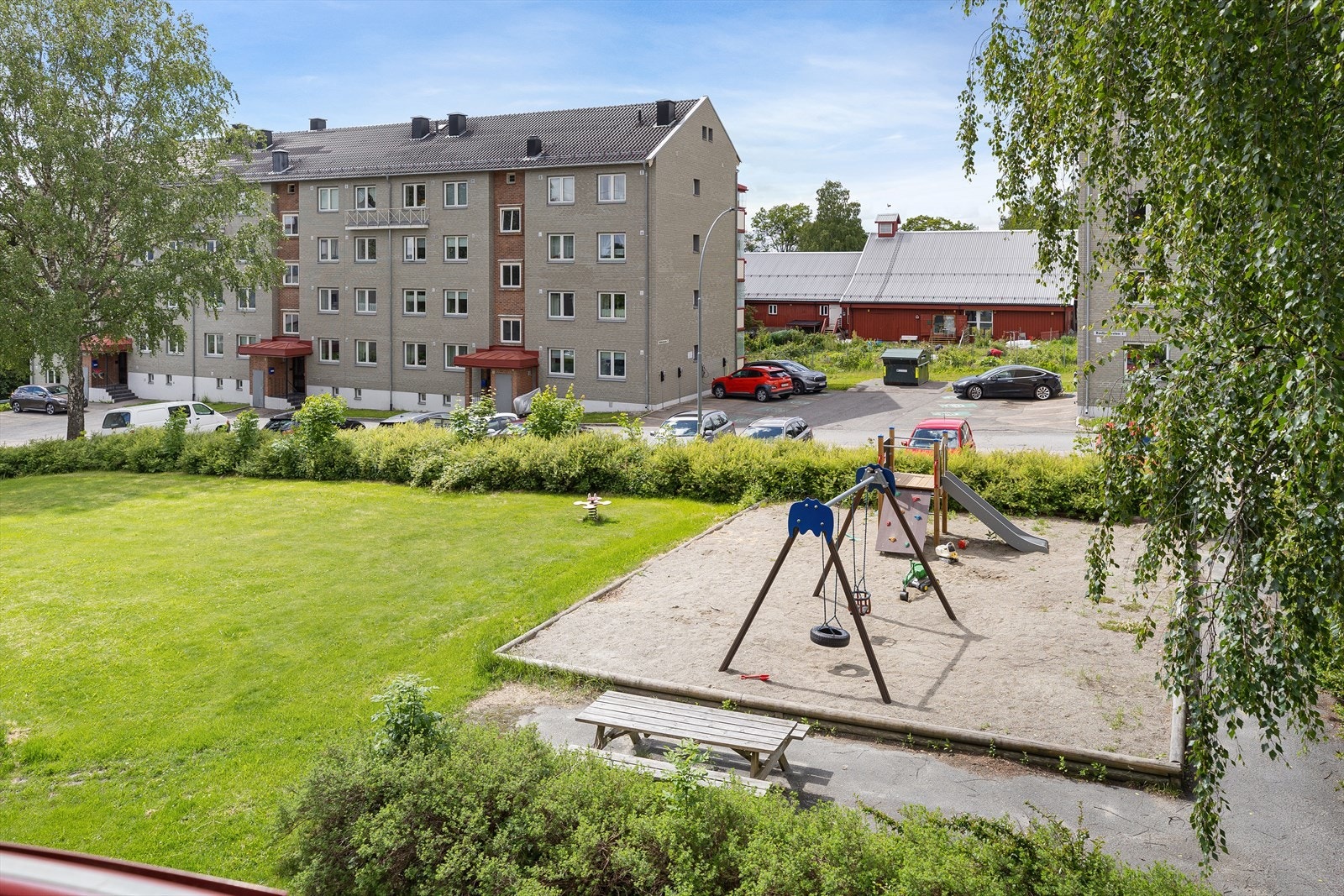 Hyggelig og barnevennlig nabolag med fantastiske turmuligheter rett utenfor døren. Man kan se Årvoll gård fra balkongen, dette er en veldig koselig besøksgård med dyr. Det er også månedlige kunstutstillinger her. Galleribilde