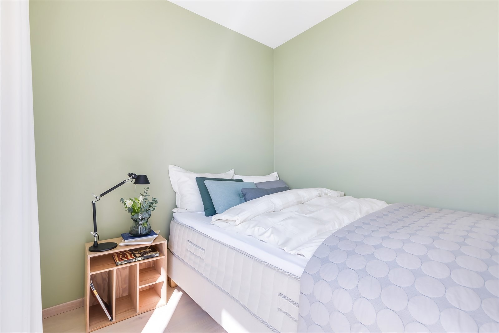 Lunt soverom med plass til dobbeltseng og tilhørende møblement. Galleribilde