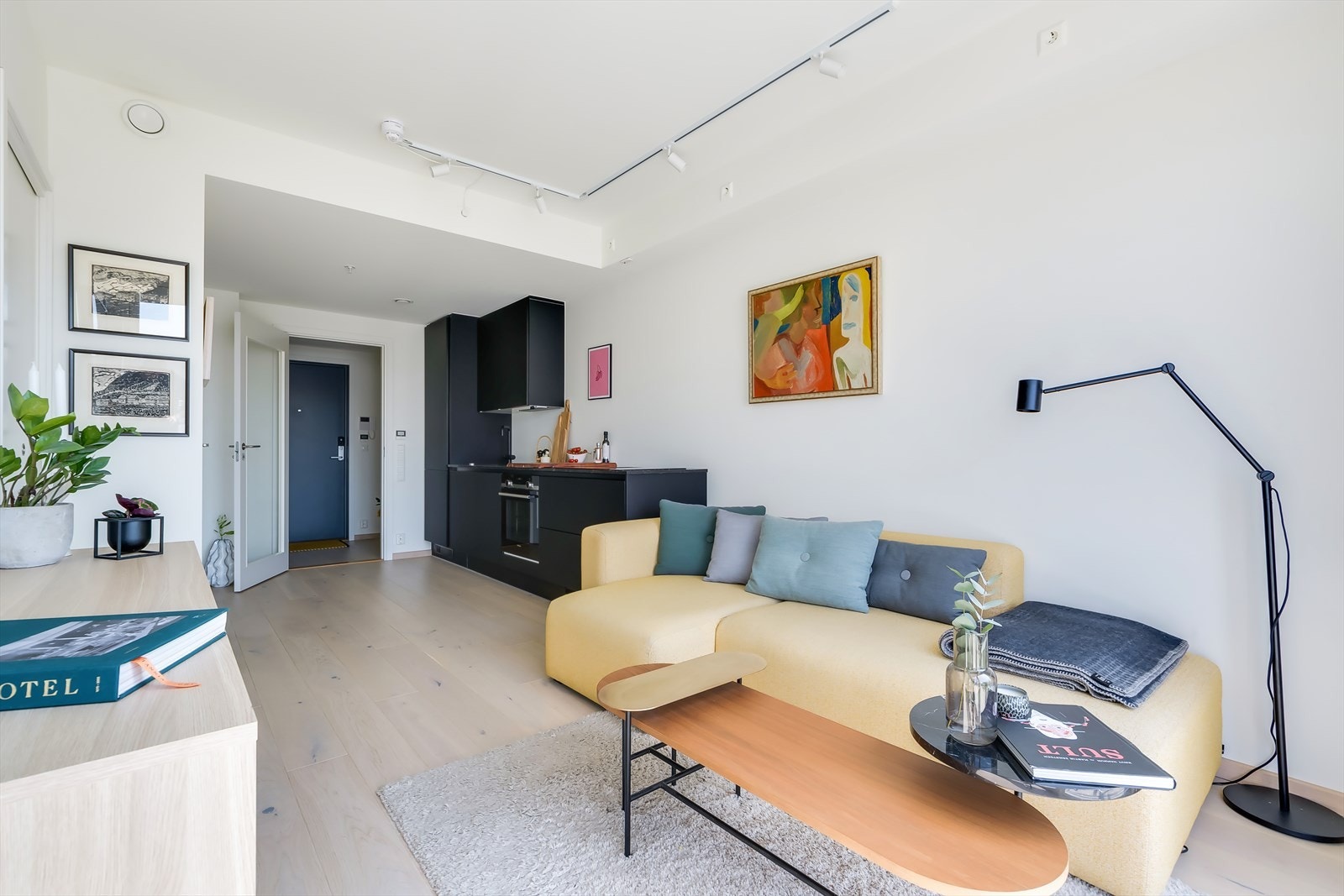 Delikat og hyggelig kjøkken, spisestue/stue og tv-stue som ligger sammenhengende og som gir en meget god romfølelse. Galleribilde