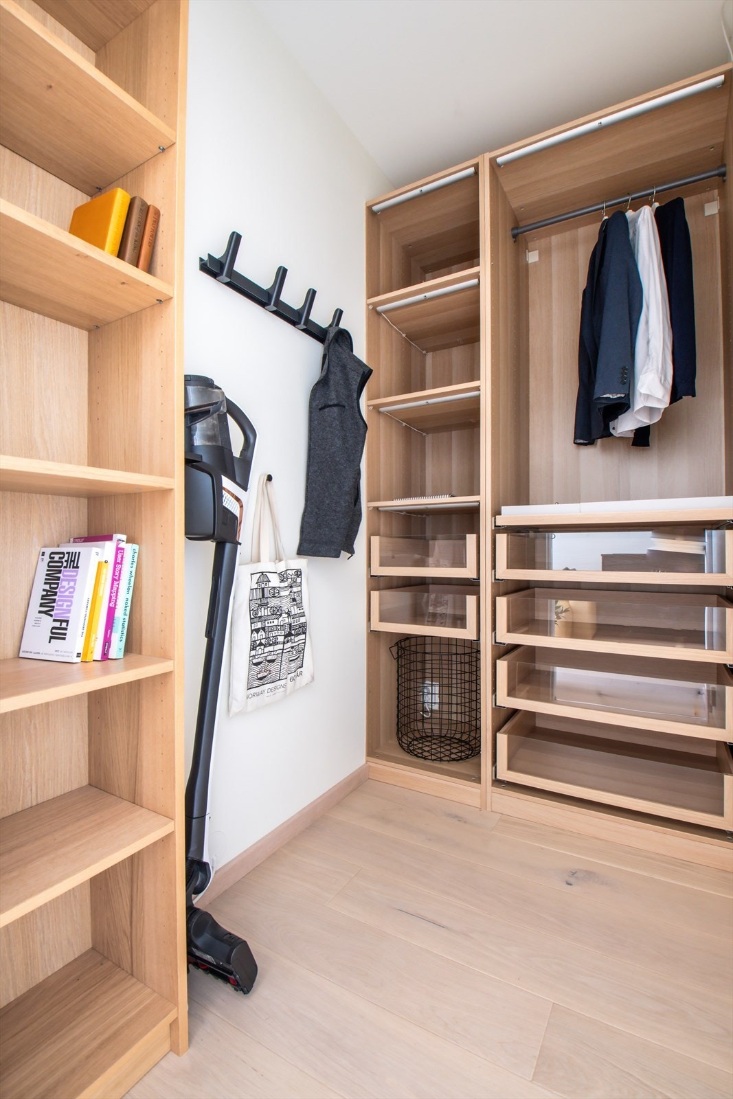 Flott omkledningsrom med masse oppbevaringsplass. Galleribilde