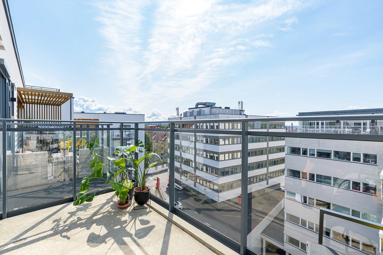 Leiligheten ligger høyt og luftig i byggets 6. etasje med heis og vestvendt balkong på 7m². Galleribilde