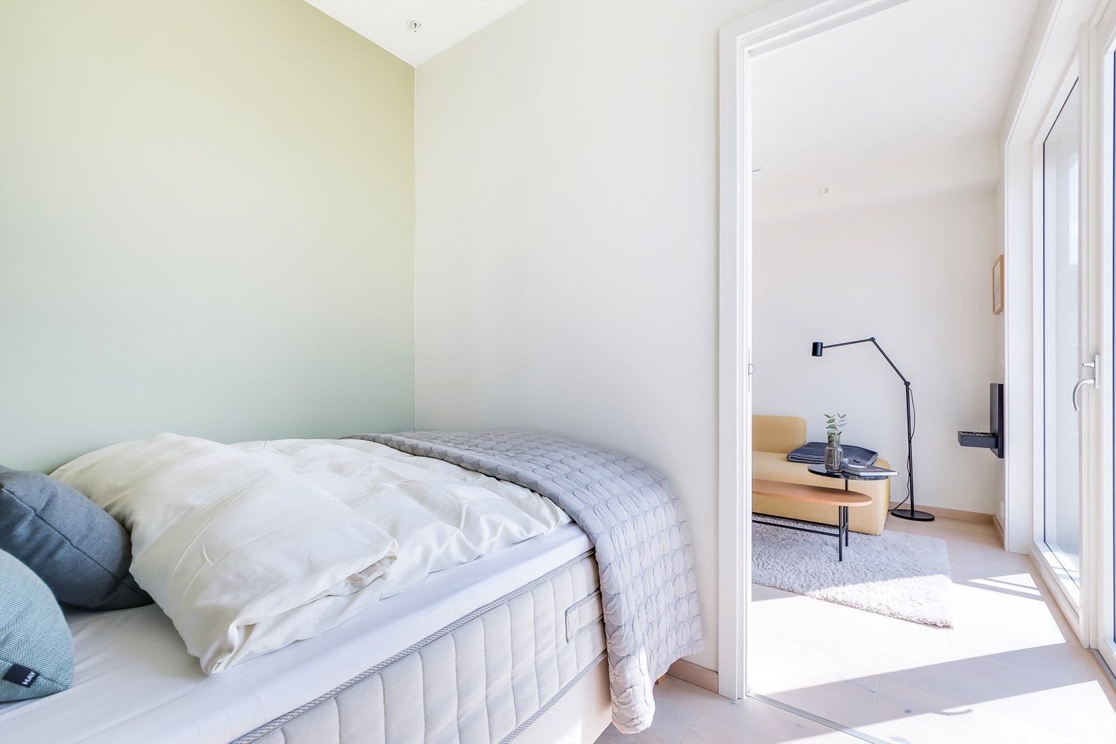 Det slippes godt inn med naturlig lys i rommet. Galleribilde